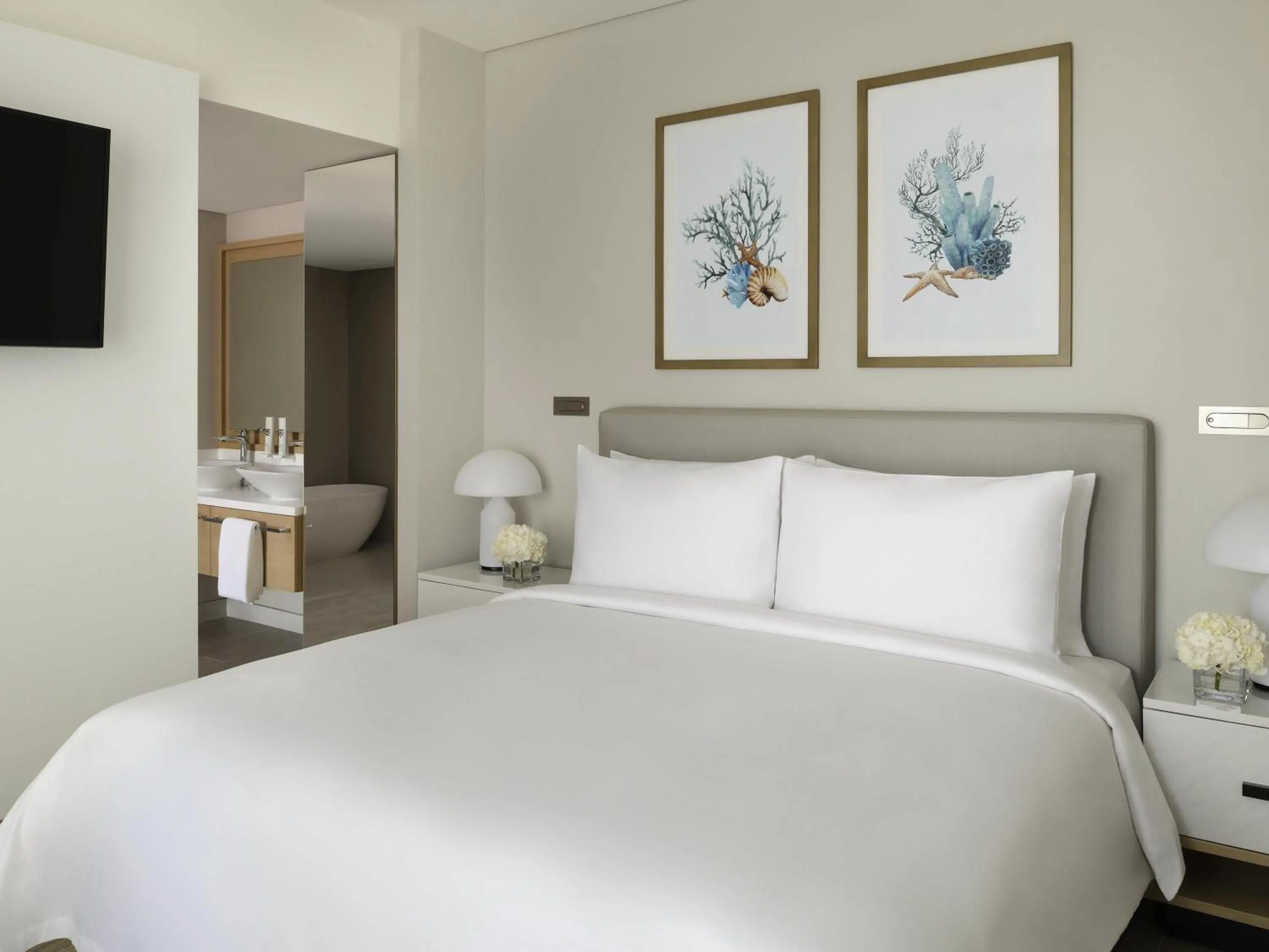 Bedroom, Bed in Mövenpick Resort Al Marjan Island