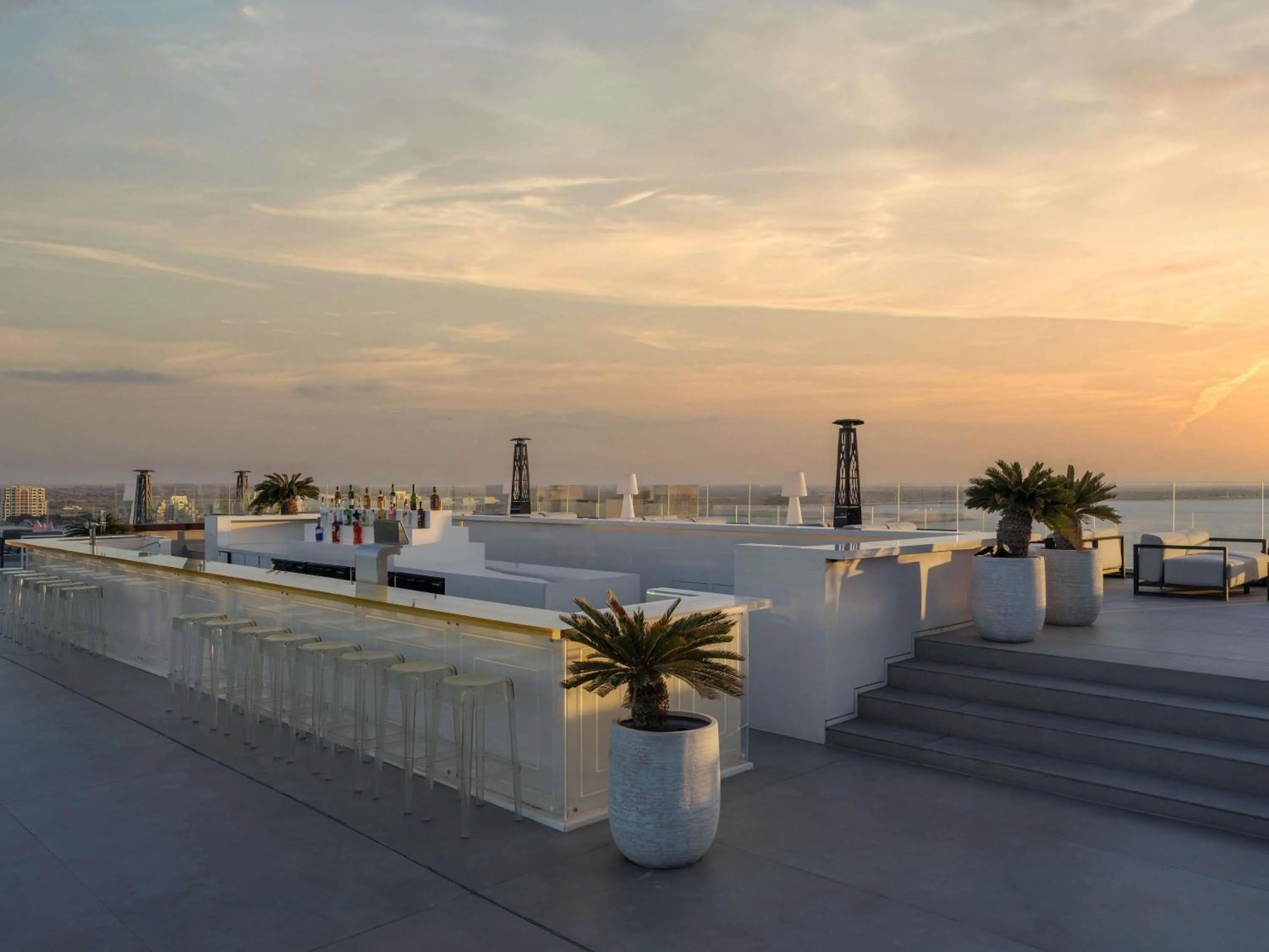 Lounge or bar in Mövenpick Resort Al Marjan Island