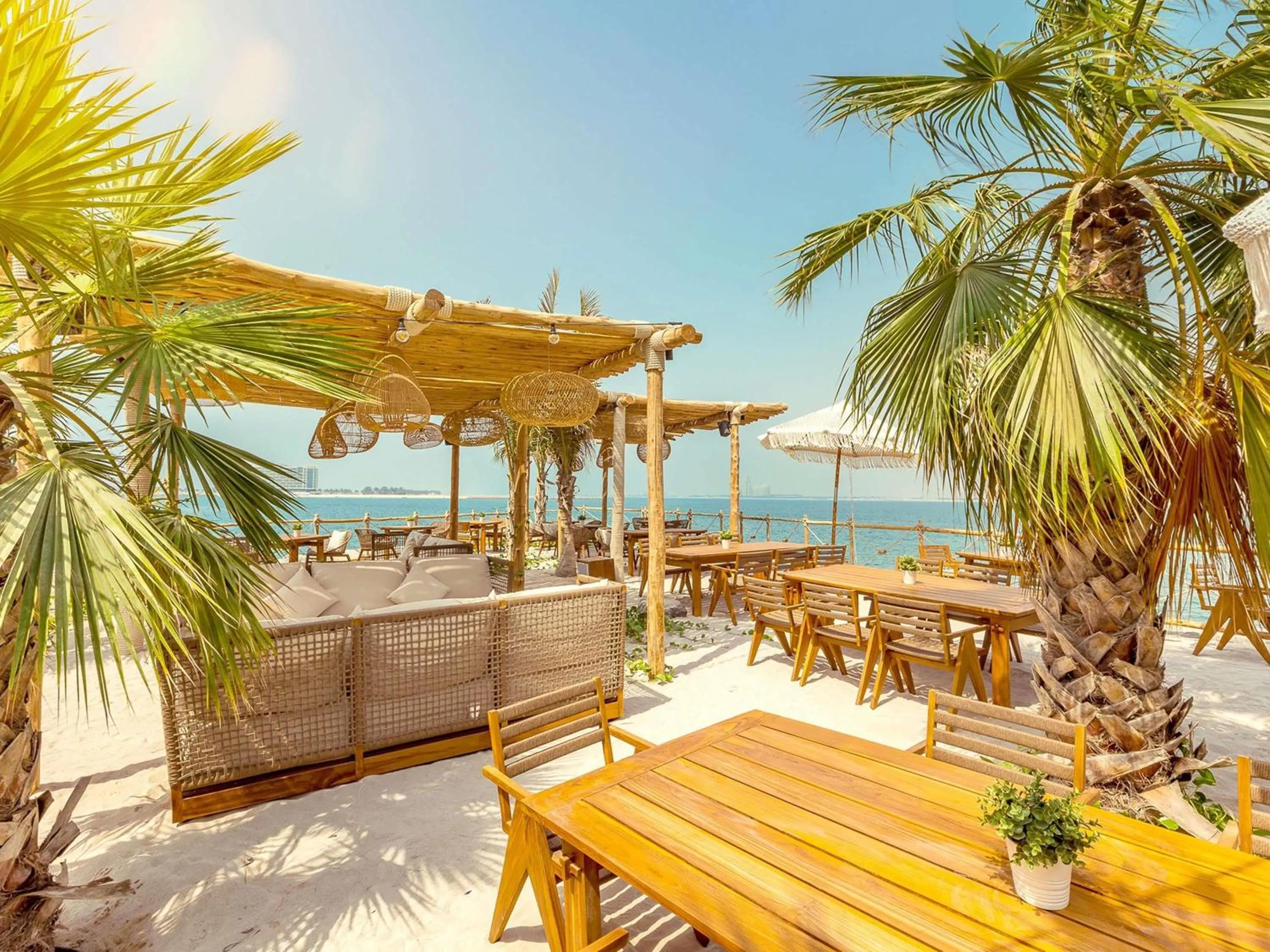 Lounge or bar in Mövenpick Resort Al Marjan Island