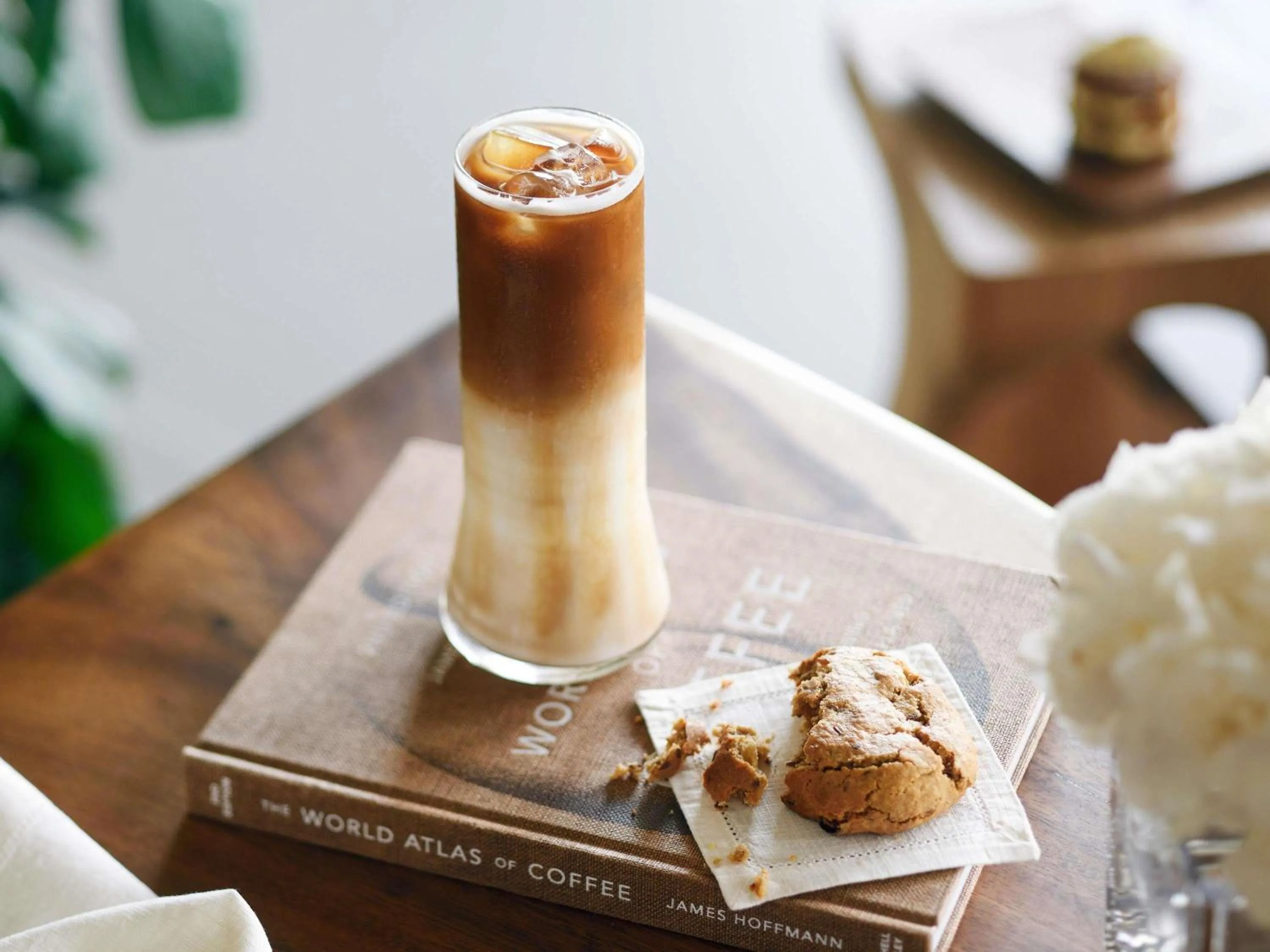 Lounge or bar in Mövenpick Resort Al Marjan Island