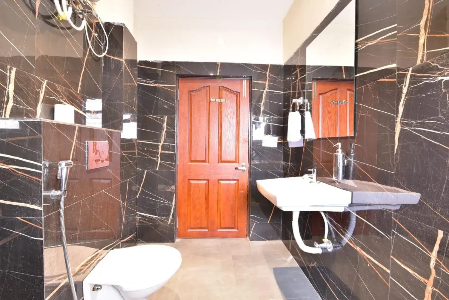 Large Double or Twin Room in HOTEL MITTAL GARDEN Large Double or Twin Room in HOTEL MITTAL GARDEN