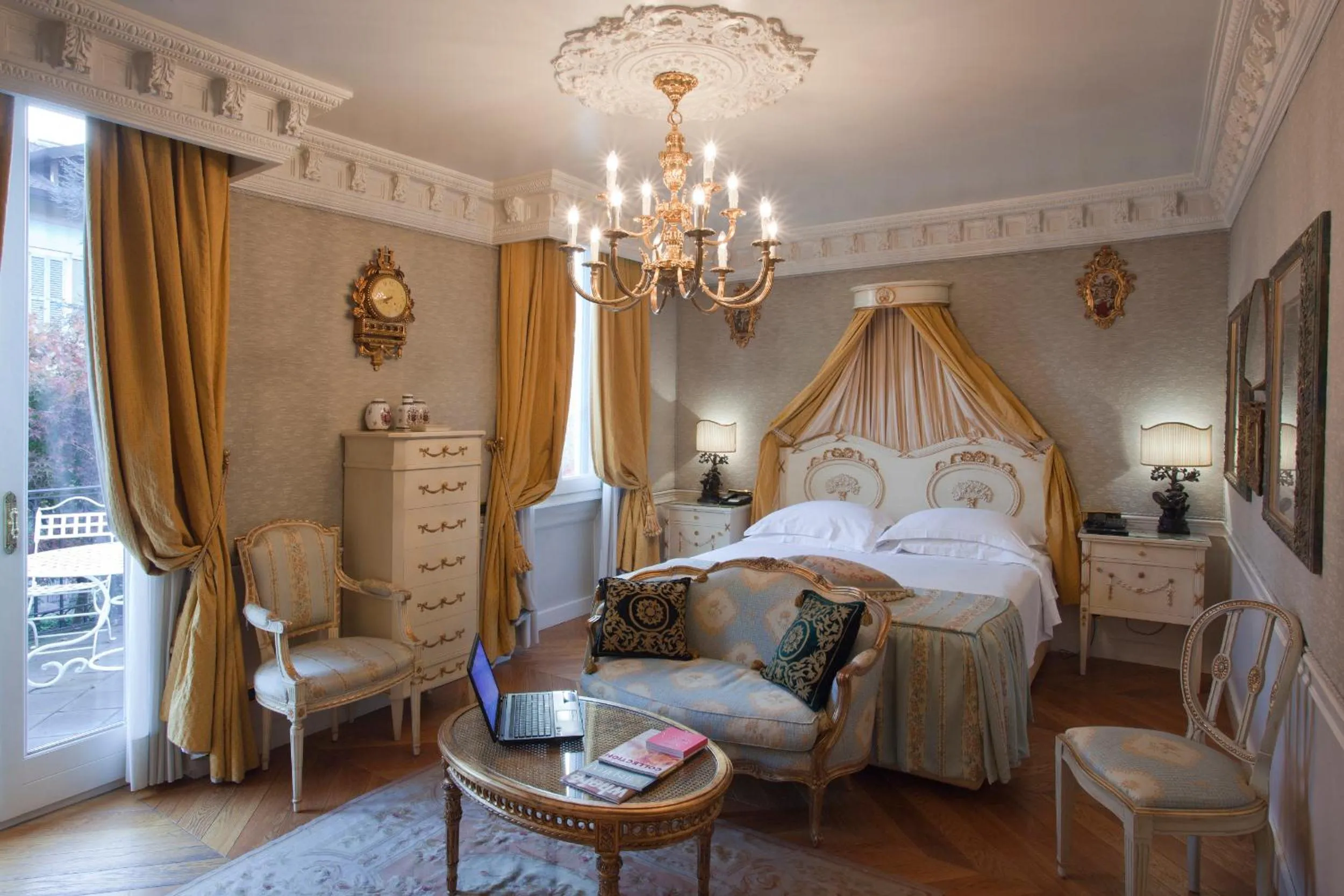 Bed in Hotel de la Ville Monza - Small Luxury Hotels of the World