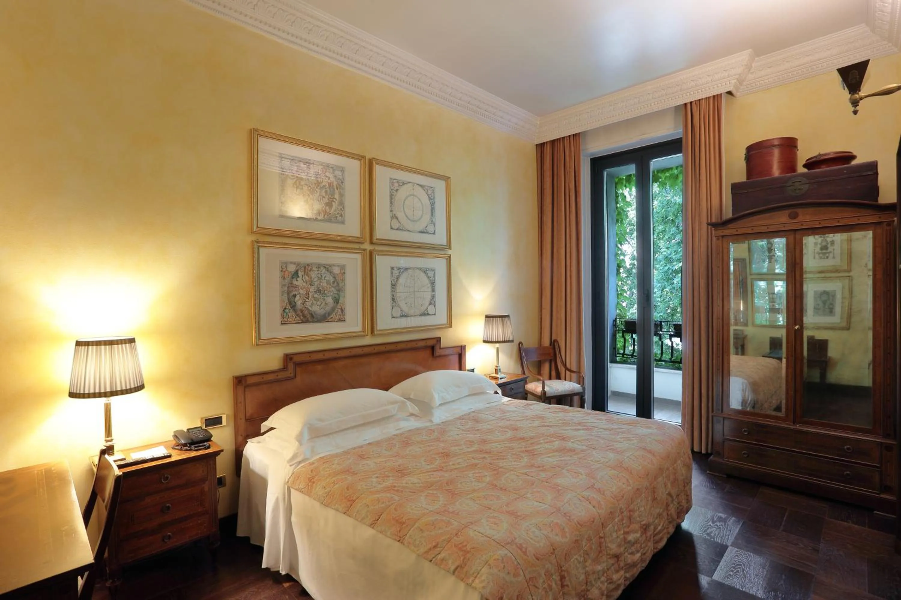 Bed in Hotel de la Ville Monza - Small Luxury Hotels of the World