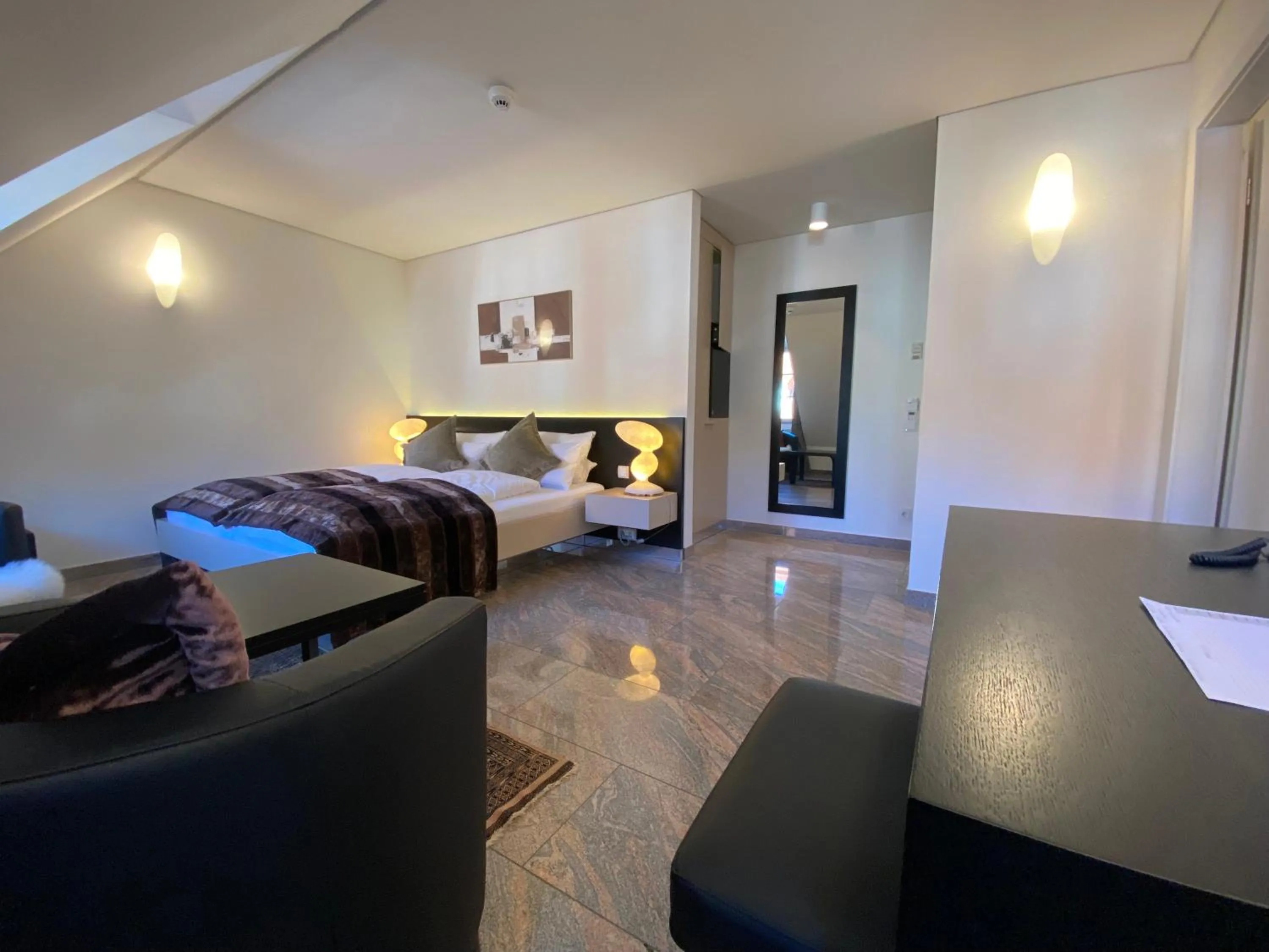 Photo of the whole room, Bed in Kaiser Kulturhotel