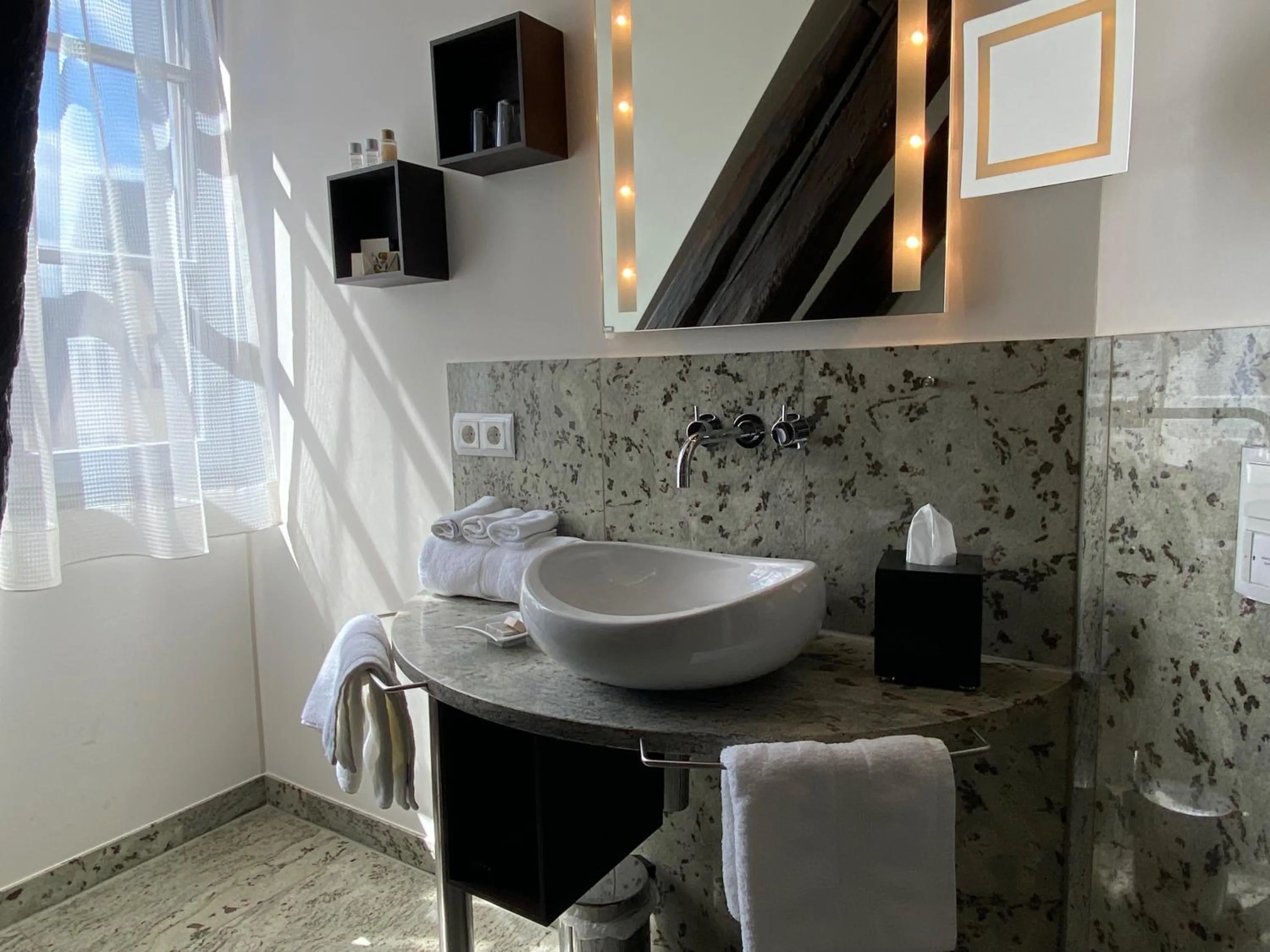 Bathroom in Kaiser Kulturhotel