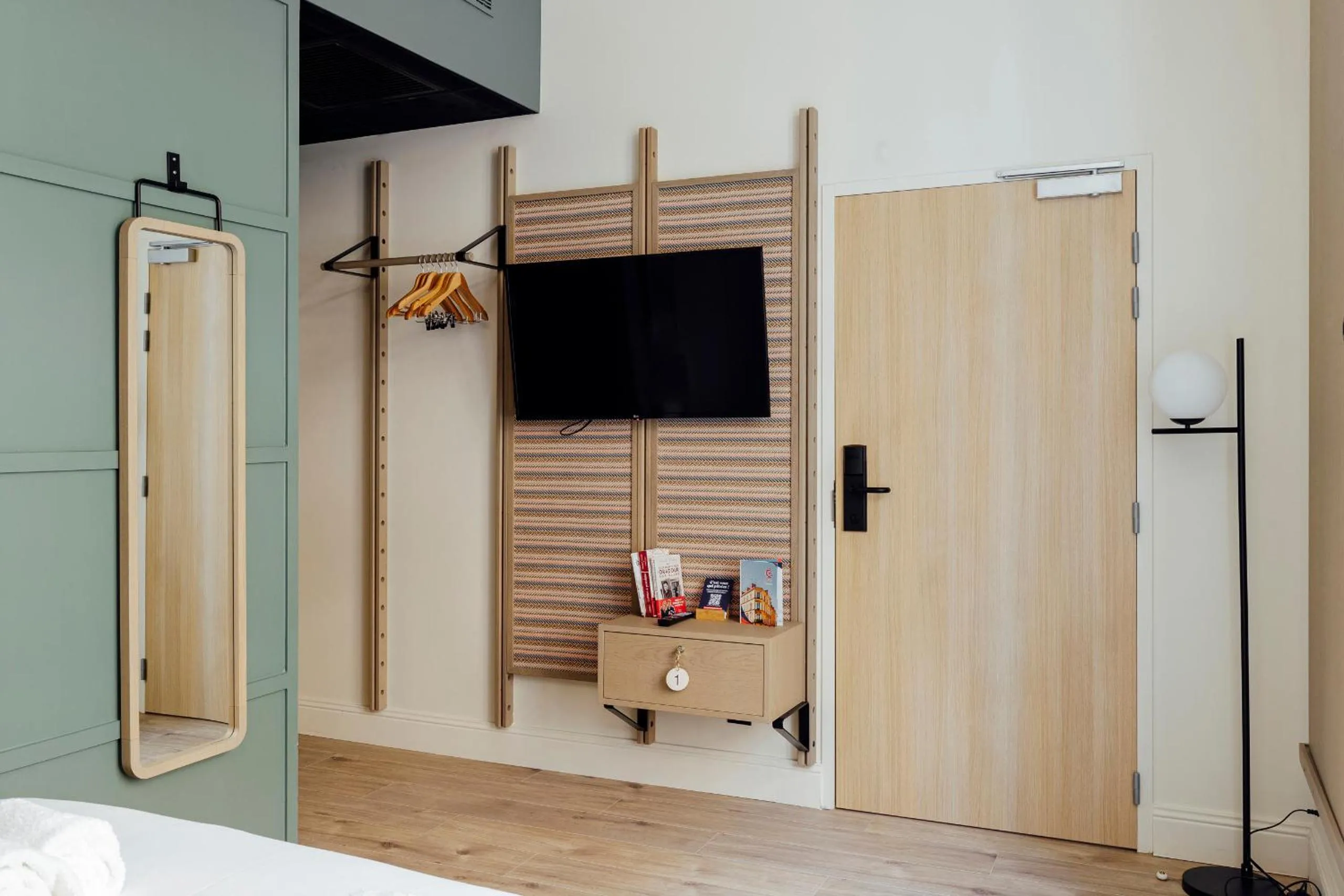 TV and multimedia, Bed in Hôtel Préfecture - Entrée autonome, réception en ligne - Encore Mieux