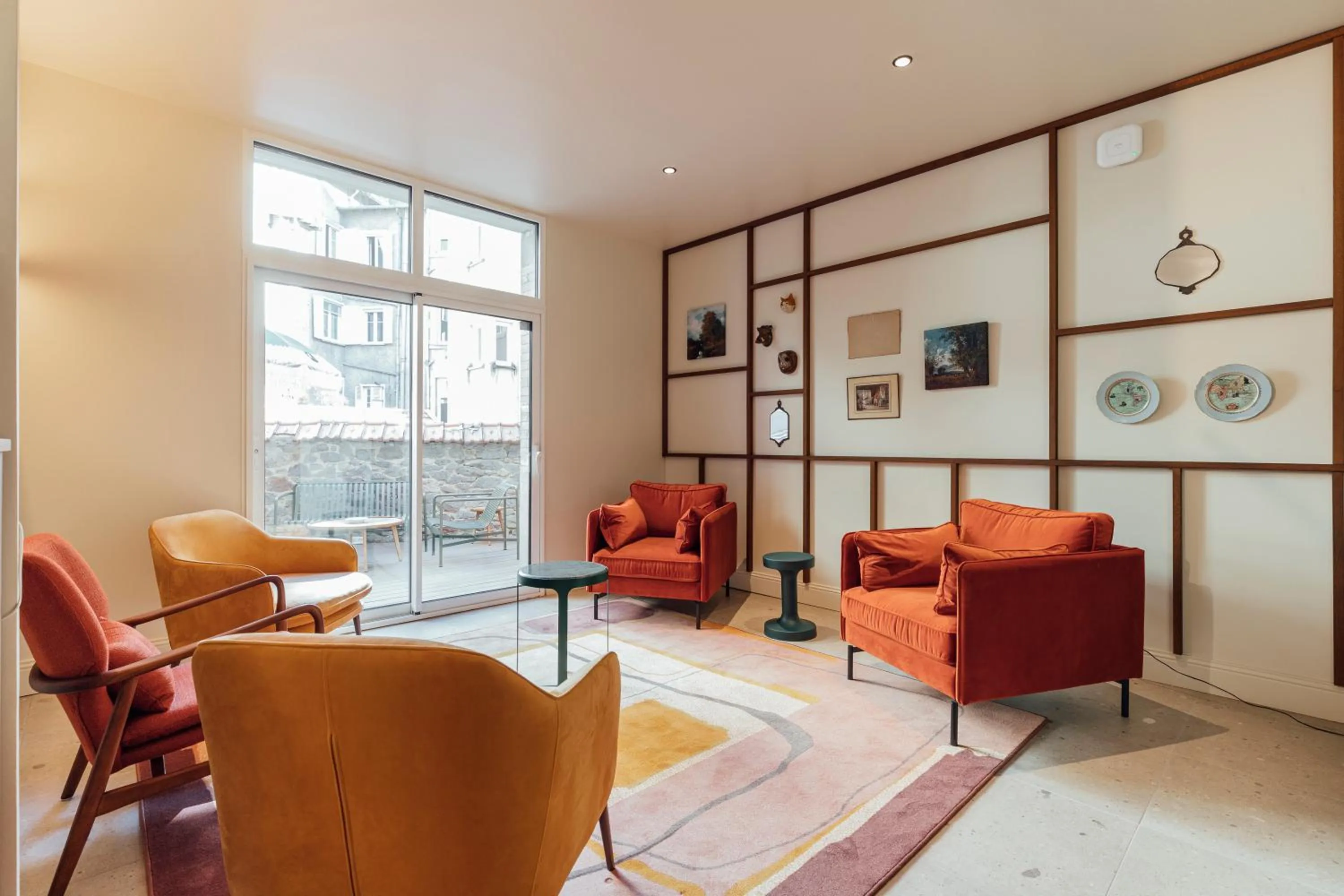 Communal lounge/ TV room in Hôtel Préfecture - Entrée autonome, réception en ligne - Encore Mieux