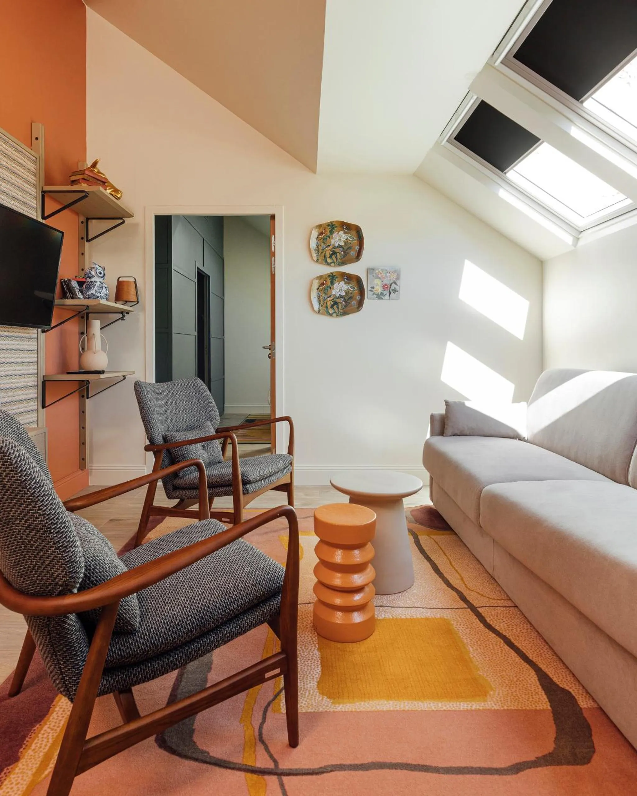 Living room, Bed in Hôtel Préfecture - Entrée autonome, réception en ligne - Encore Mieux