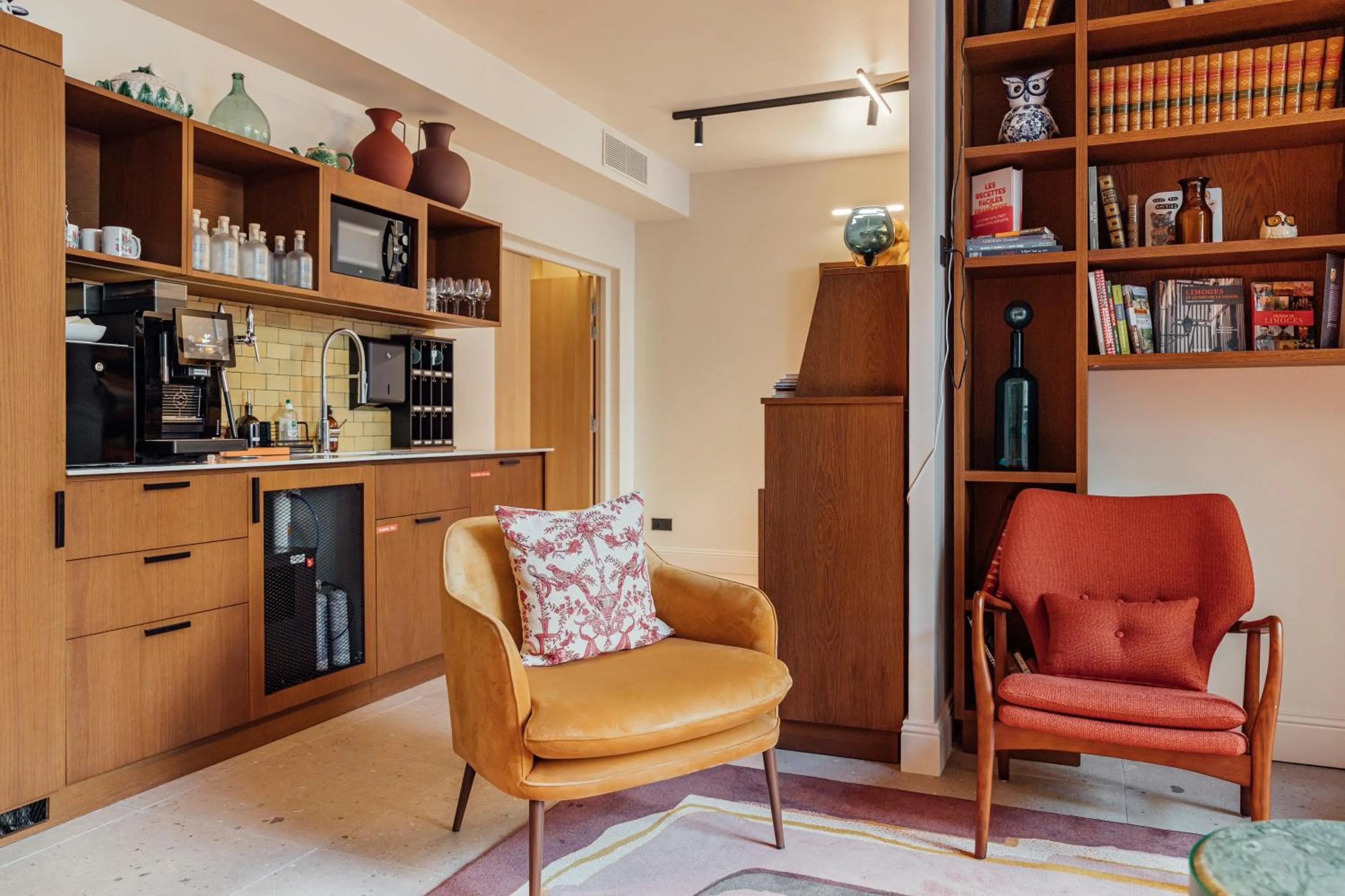 Communal lounge/ TV room in Hôtel Préfecture - Entrée autonome, réception en ligne - Encore Mieux