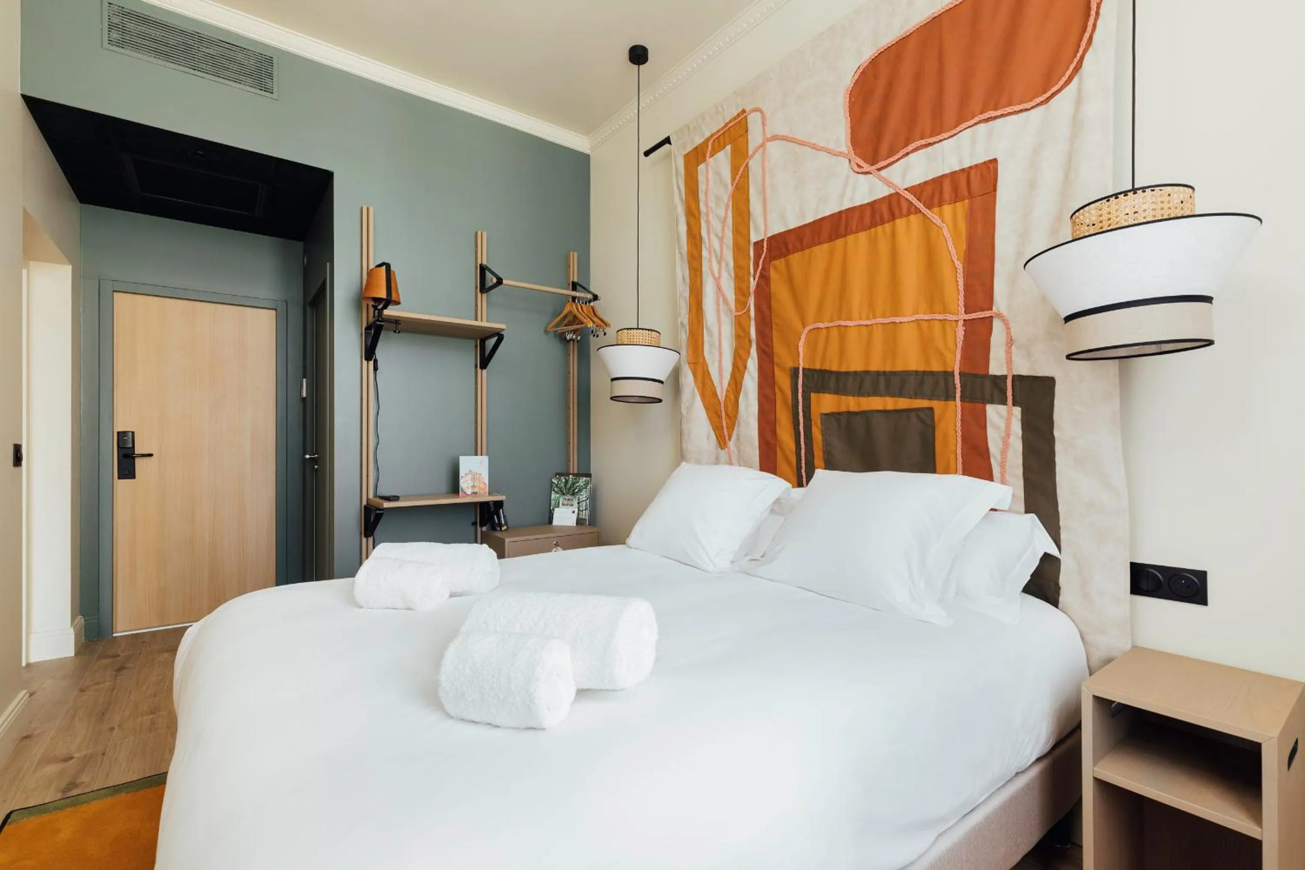 Bedroom, Bed in Hôtel Préfecture - Entrée autonome, réception en ligne - Encore Mieux