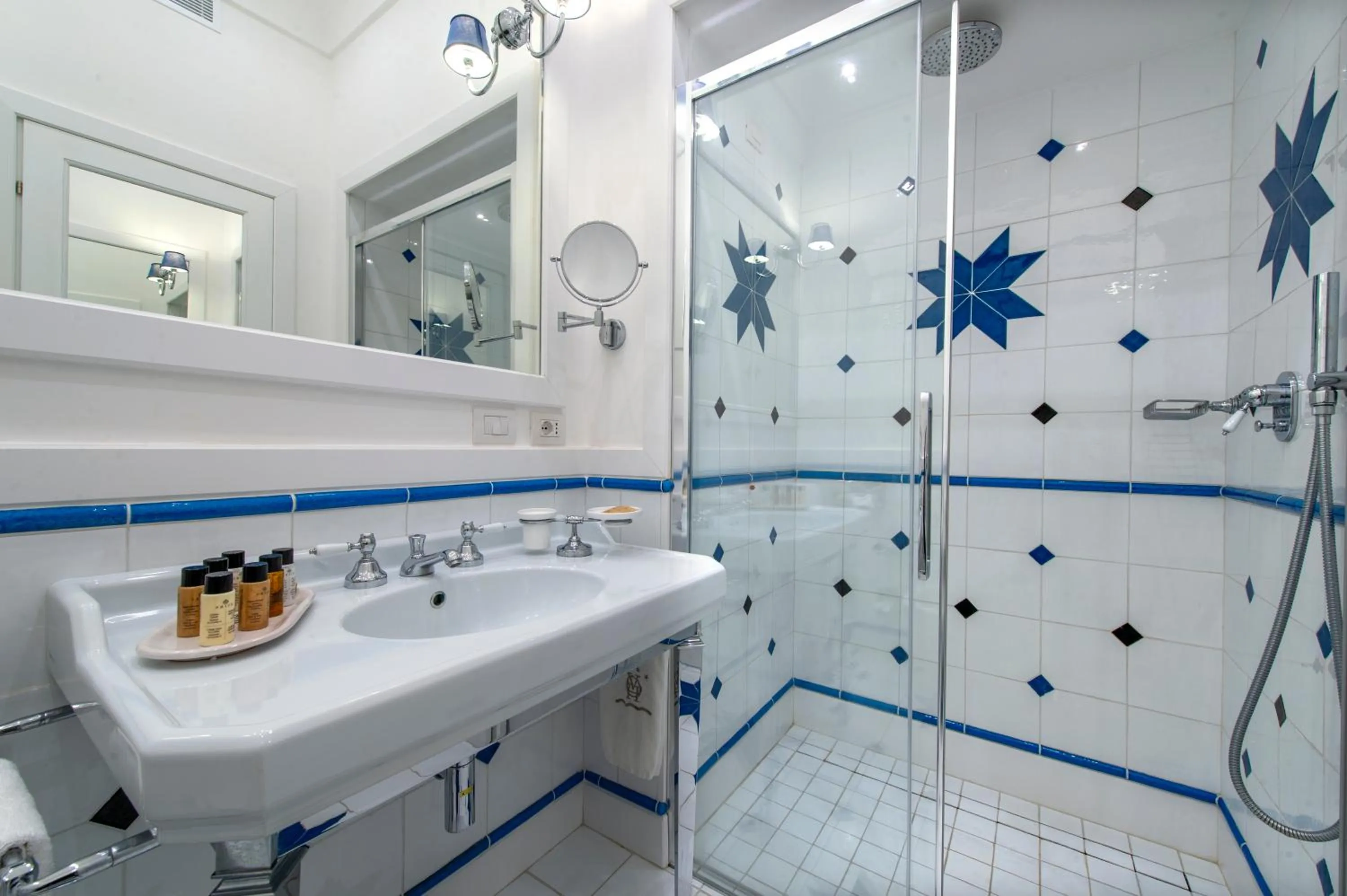 Shower in Hotel Onda Verde