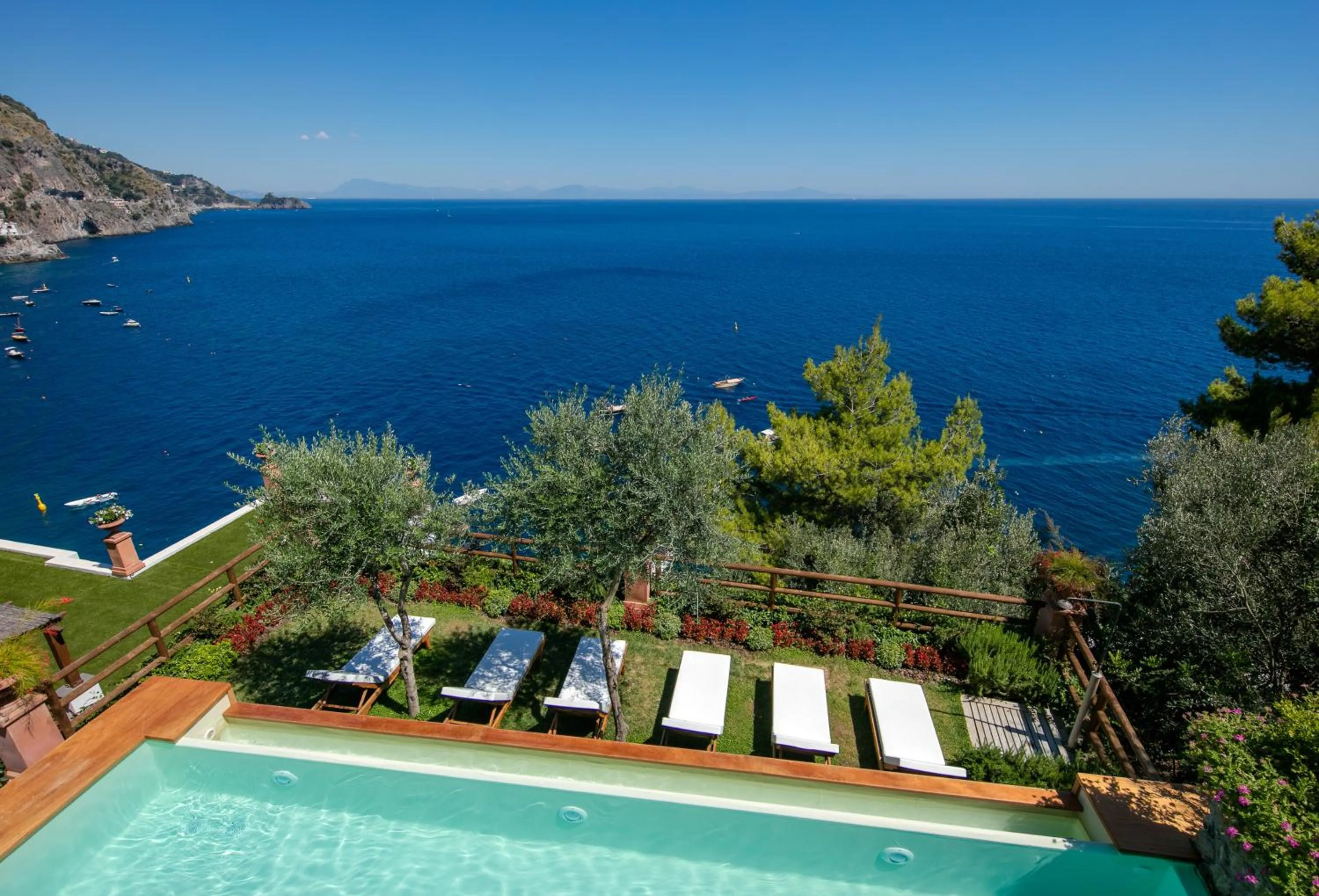 Swimming pool in Hotel Onda Verde