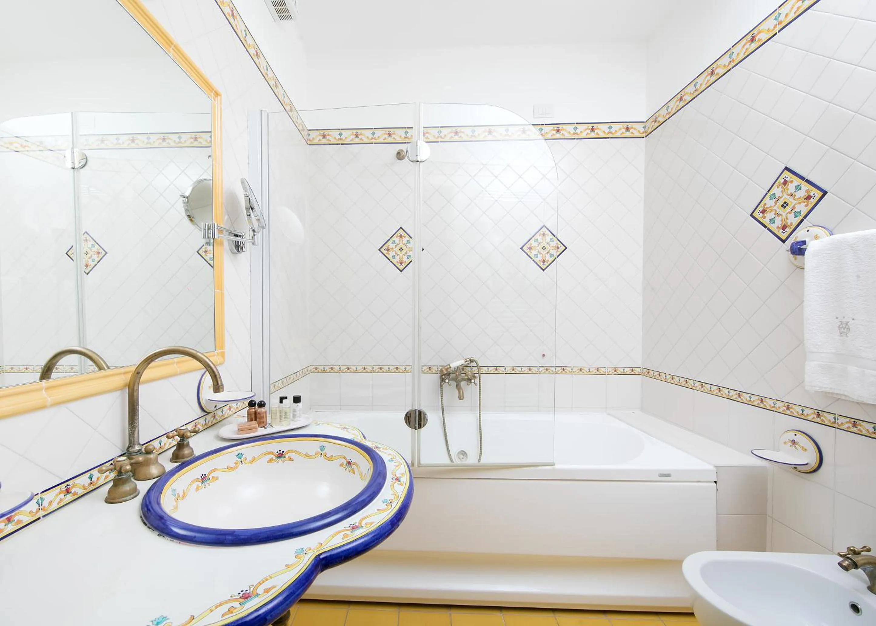 Shower in Hotel Onda Verde