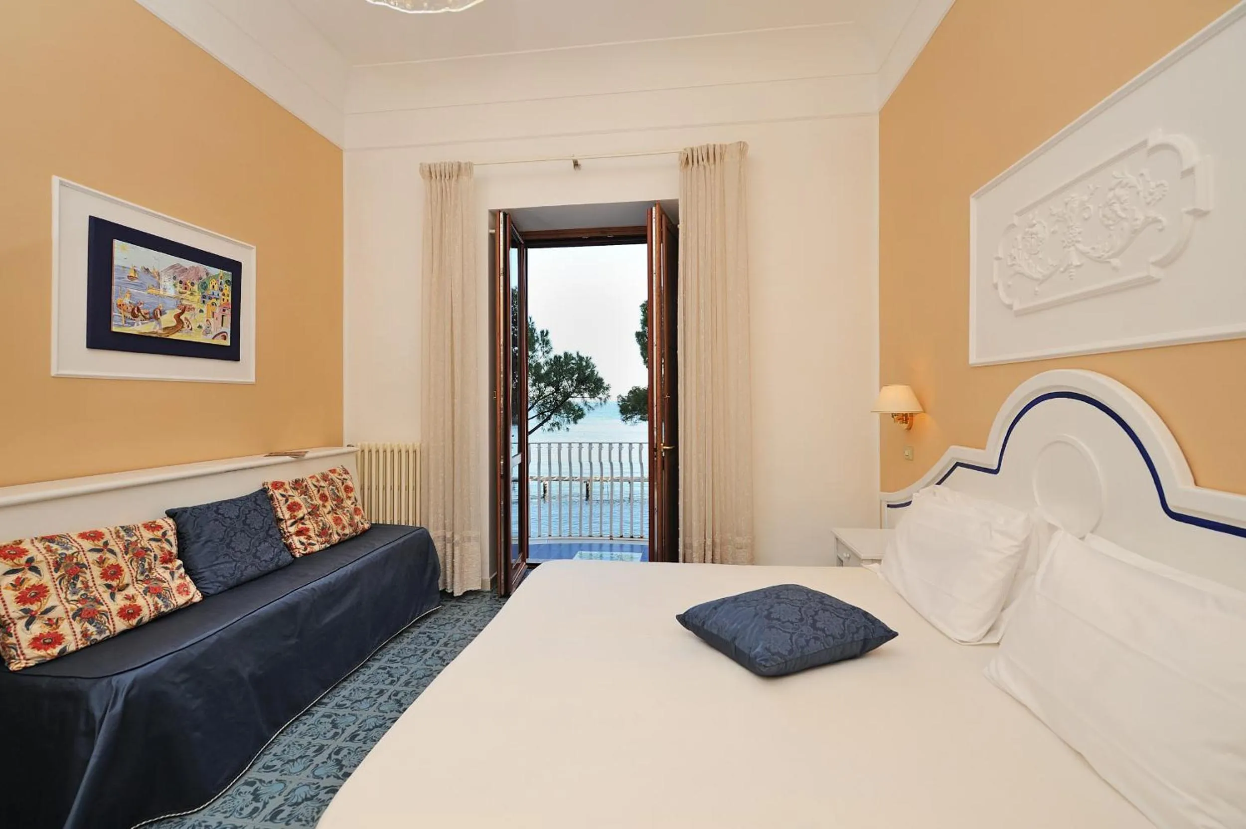 View (from property/room), Bed in Hotel La Bussola