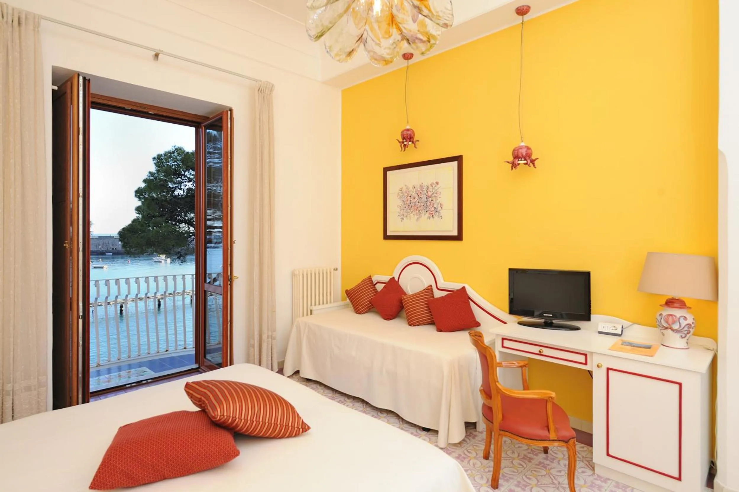 View (from property/room), Bed in Hotel La Bussola