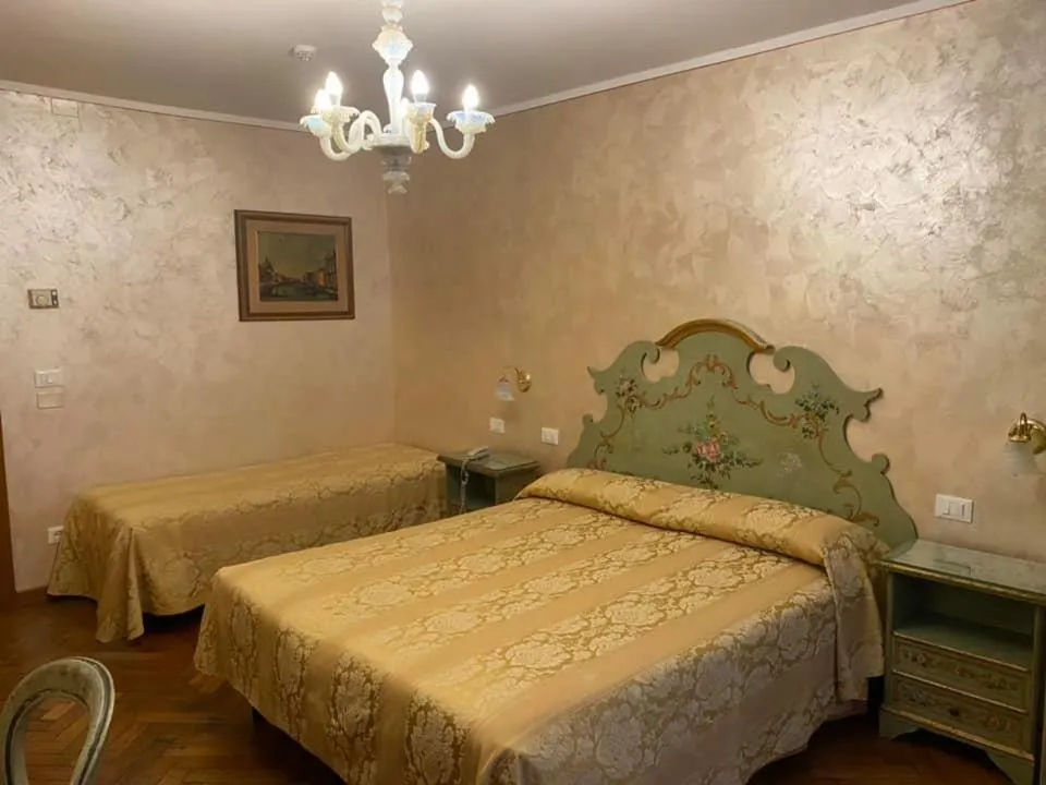 Bed in Hotel Malibran