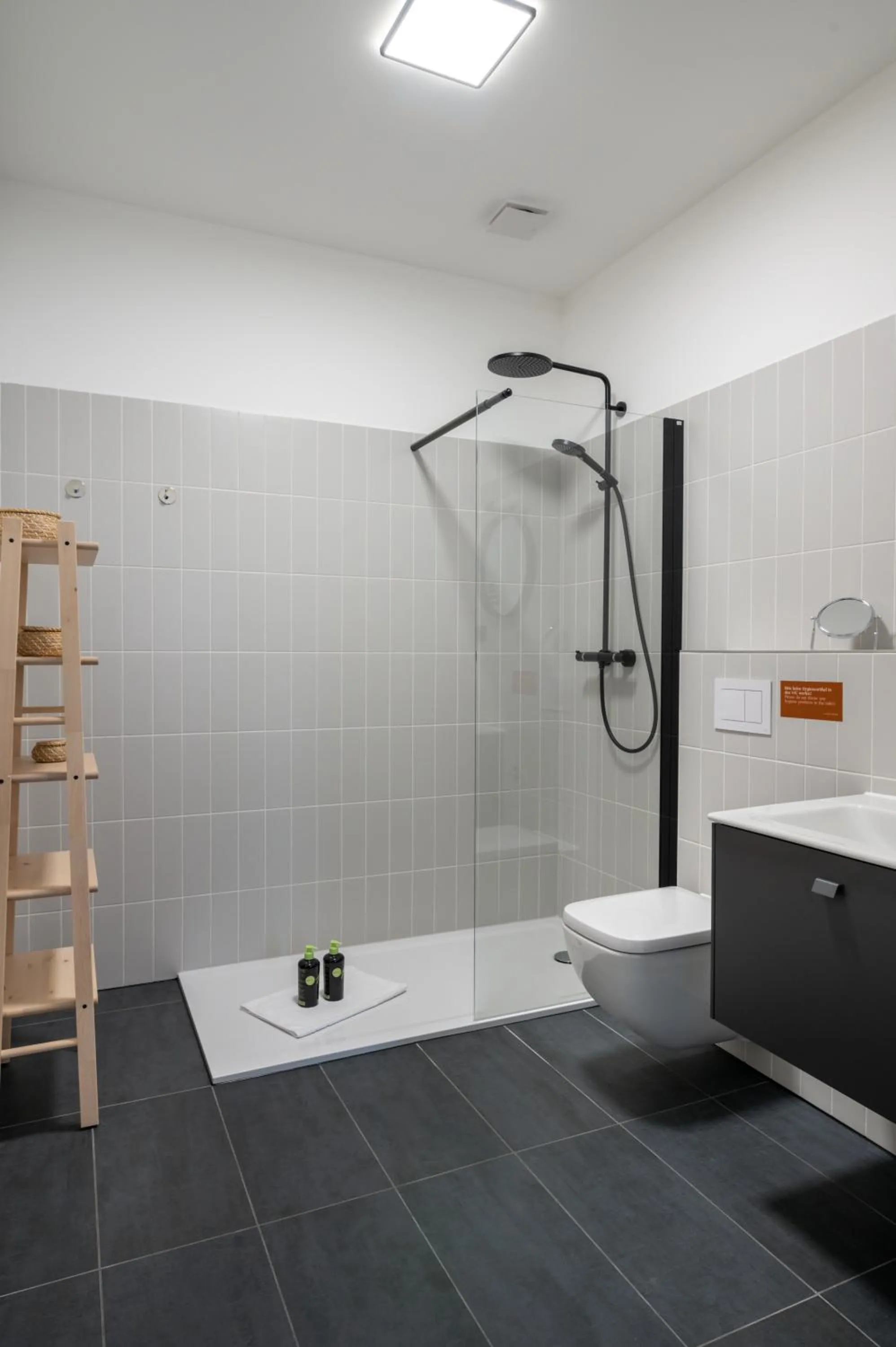 Shower in Limehome Salzgitter A-Schweitzer-Str