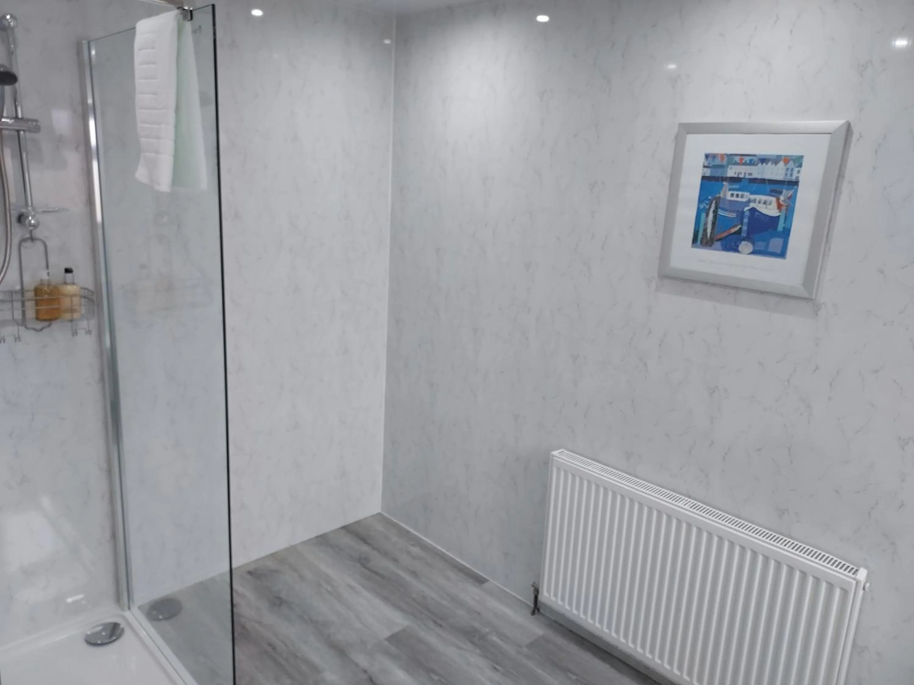 Shower in The Red Red Robin Cottage