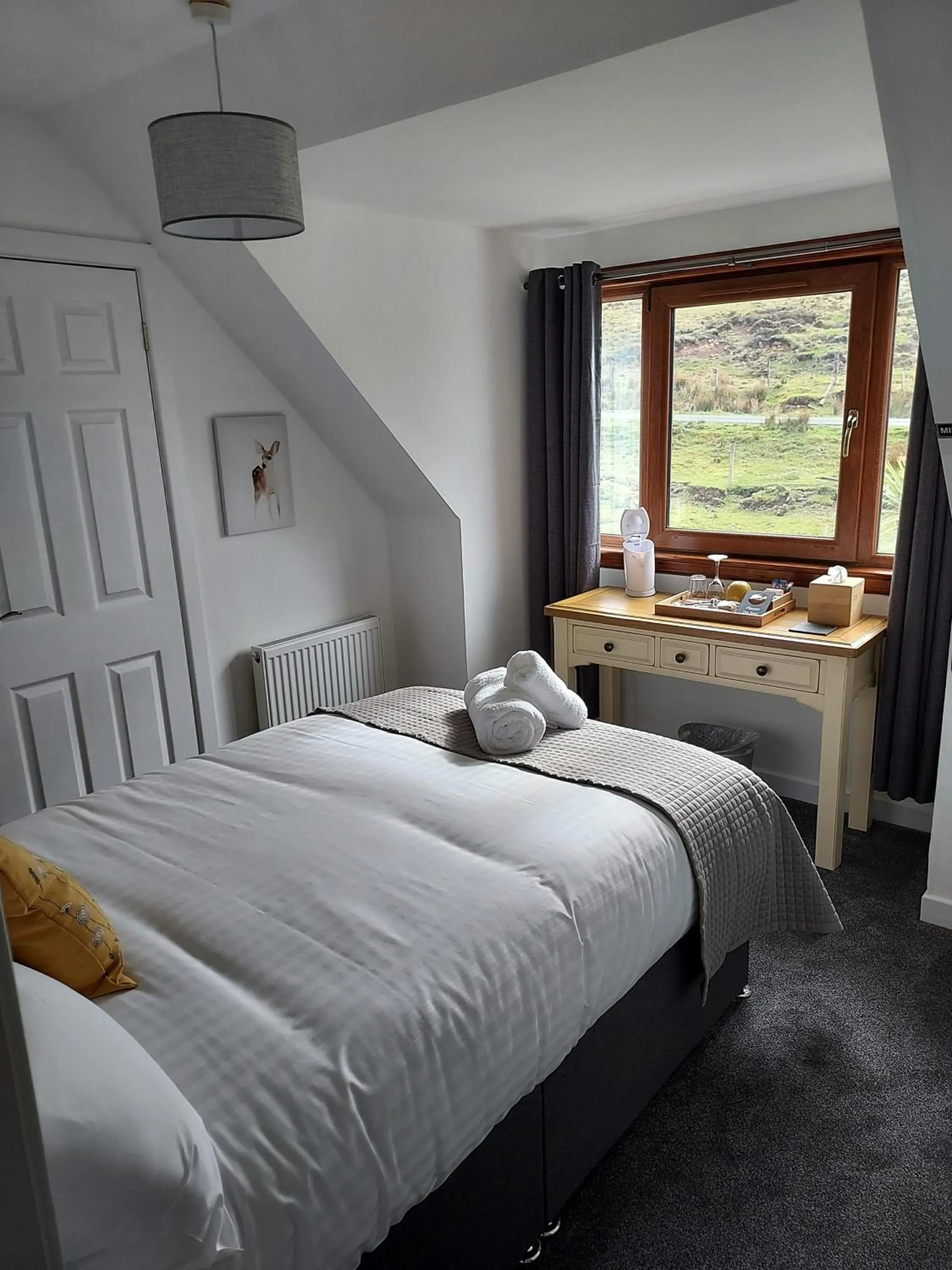 Bed in The Red Red Robin Cottage