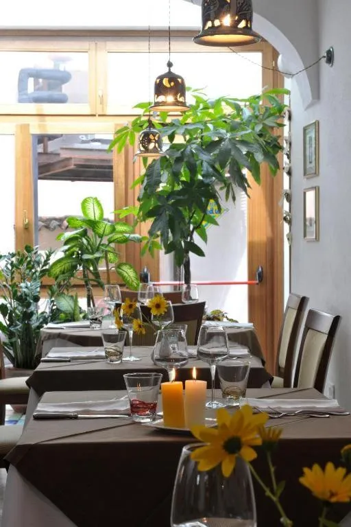 Restaurant/places to eat in Hotel Su Barchile