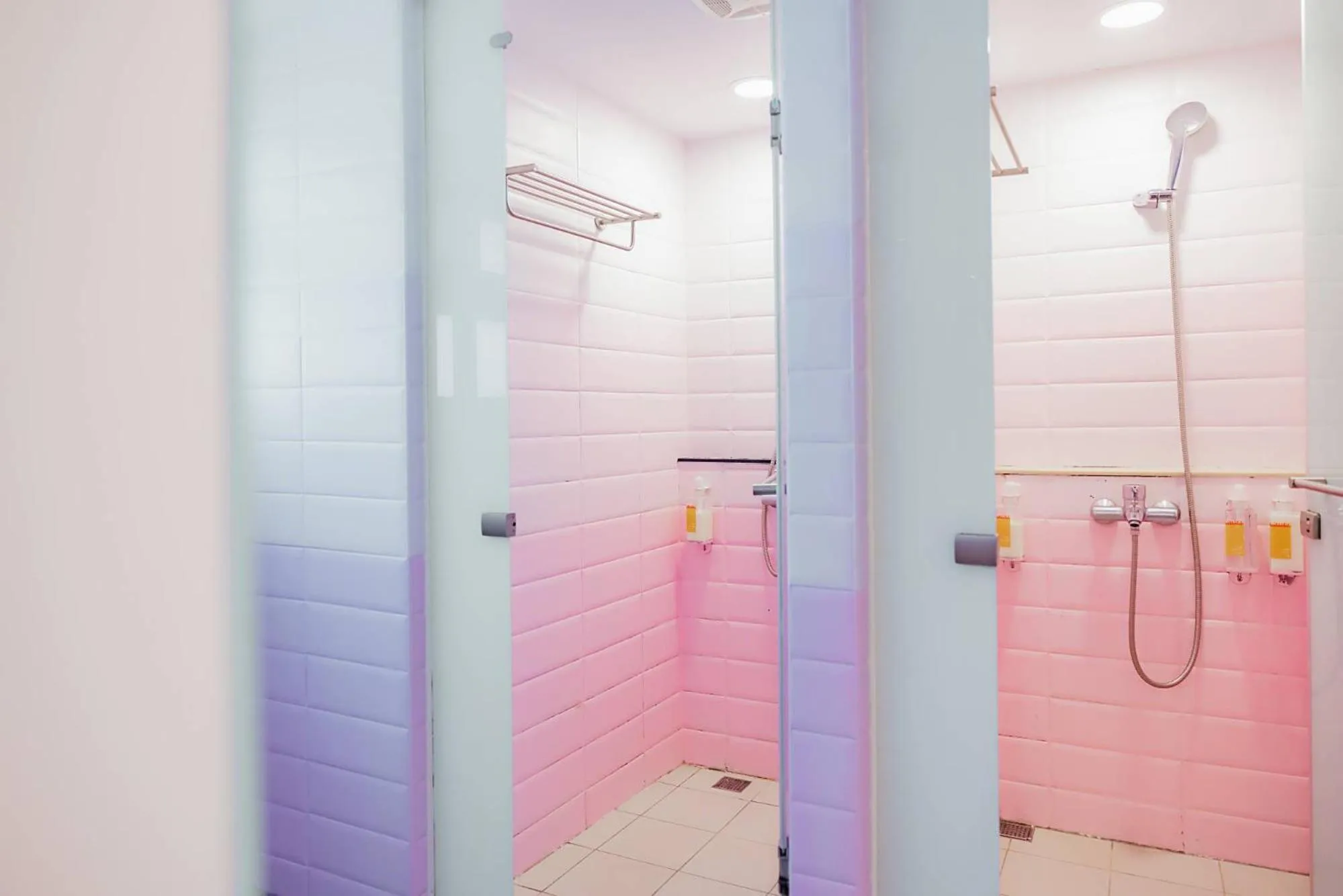 Shower in 苓旅松山館 Lininn Tapei Arena