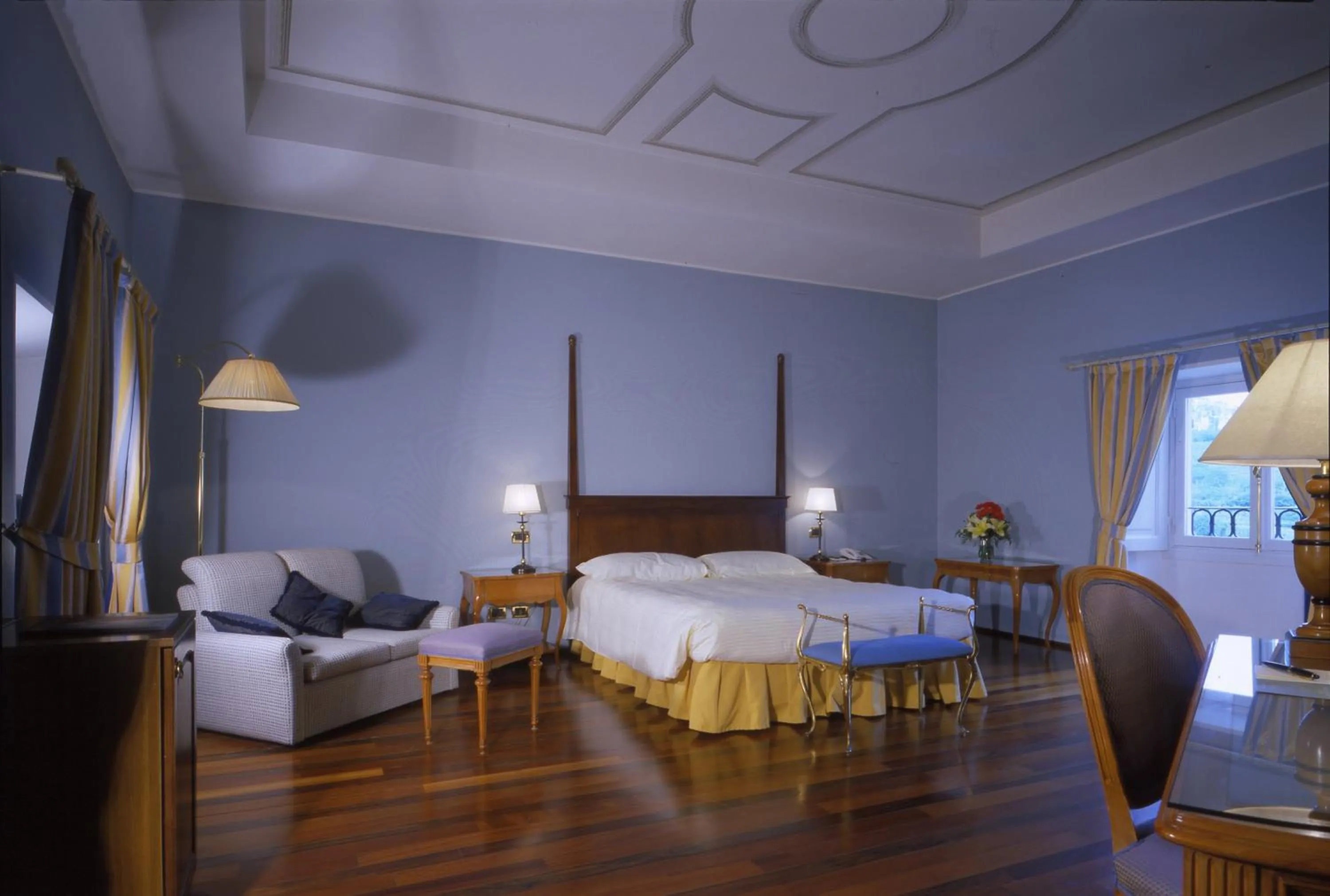 Photo of the whole room, Bed in Sina Villa Matilde