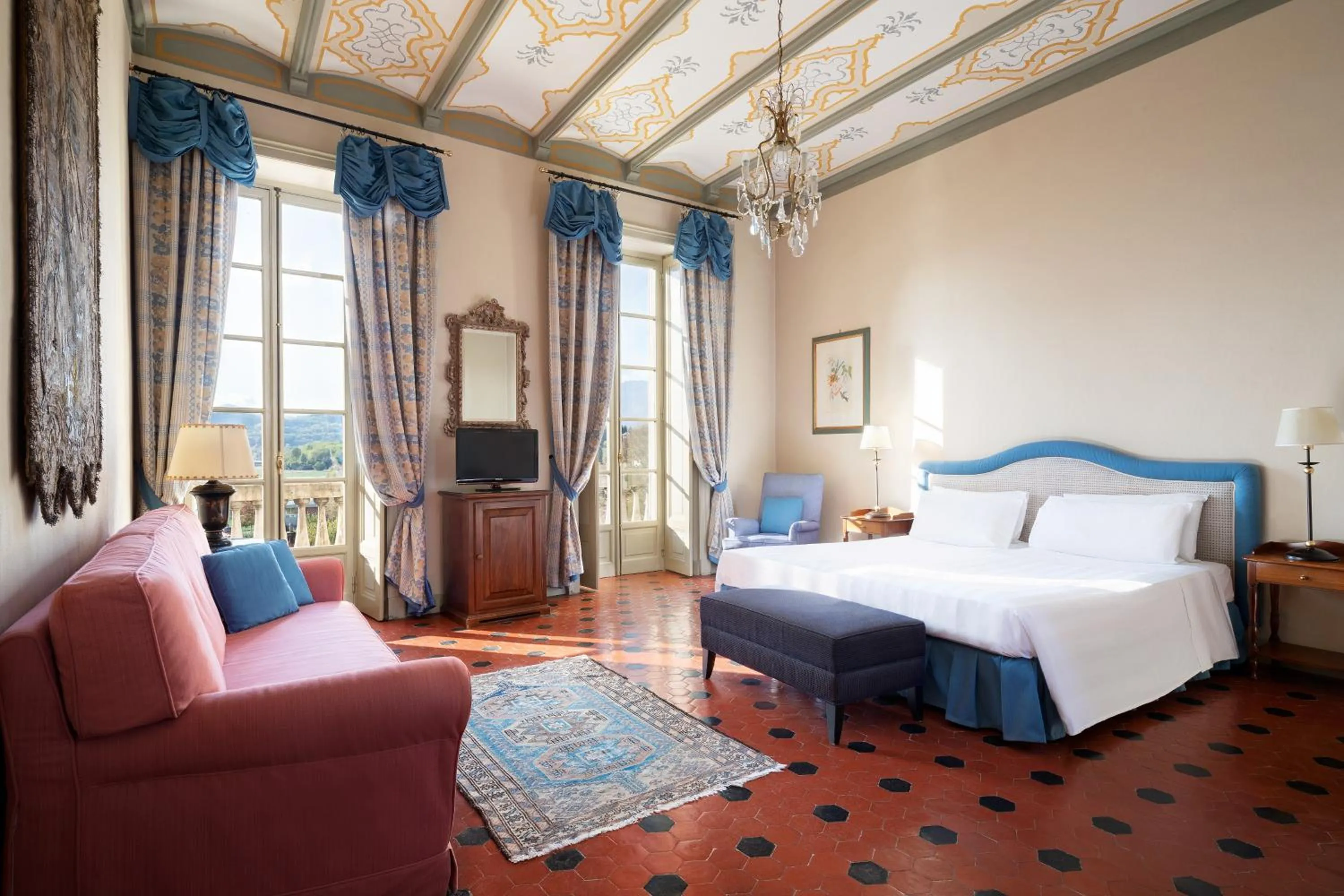 Photo of the whole room, Bed in Sina Villa Matilde