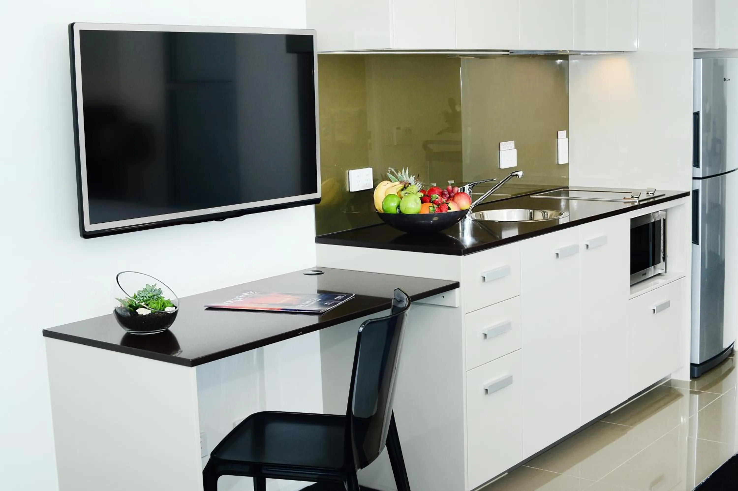 Kitchen or kitchenette in Oaks Gladstone Grand Hotel