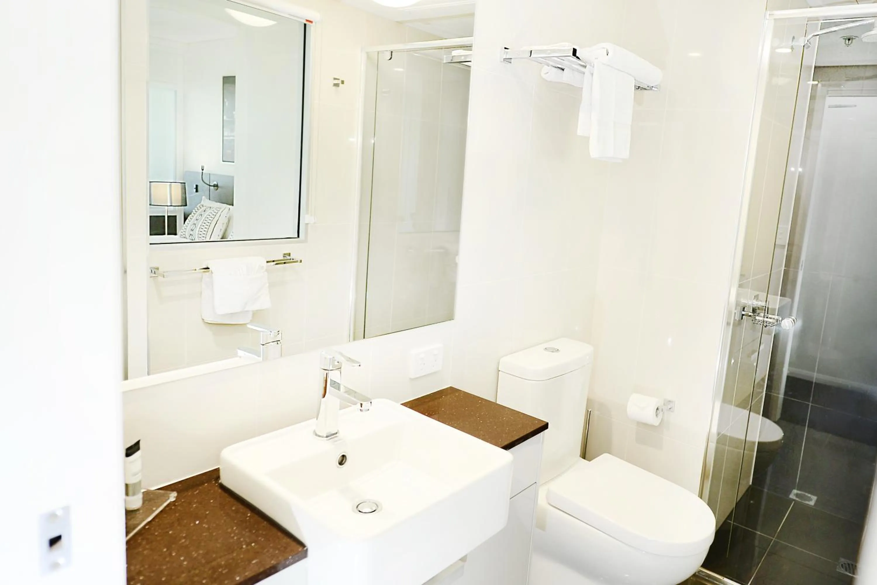 Toilet in Oaks Gladstone Grand Hotel