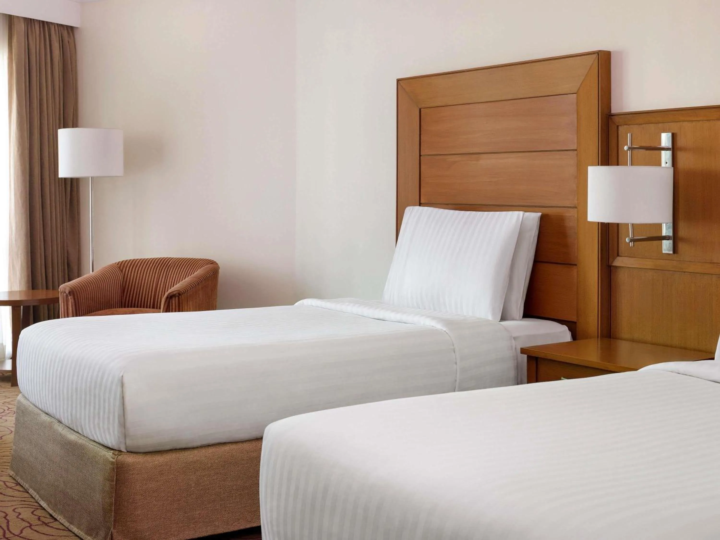 Bedroom, Bed in Mövenpick Hotel Karachi