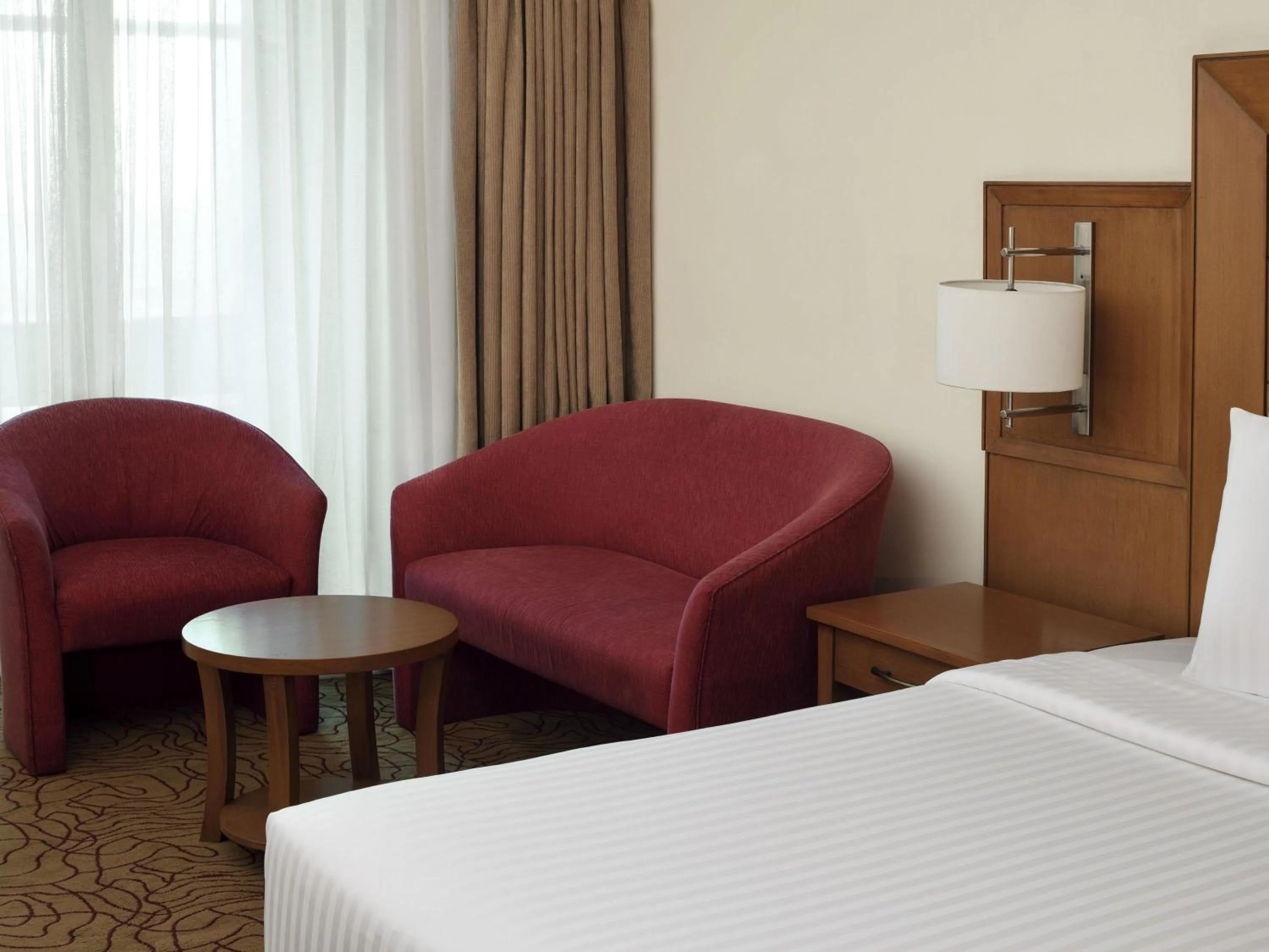 Bedroom, Bed in Mövenpick Hotel Karachi