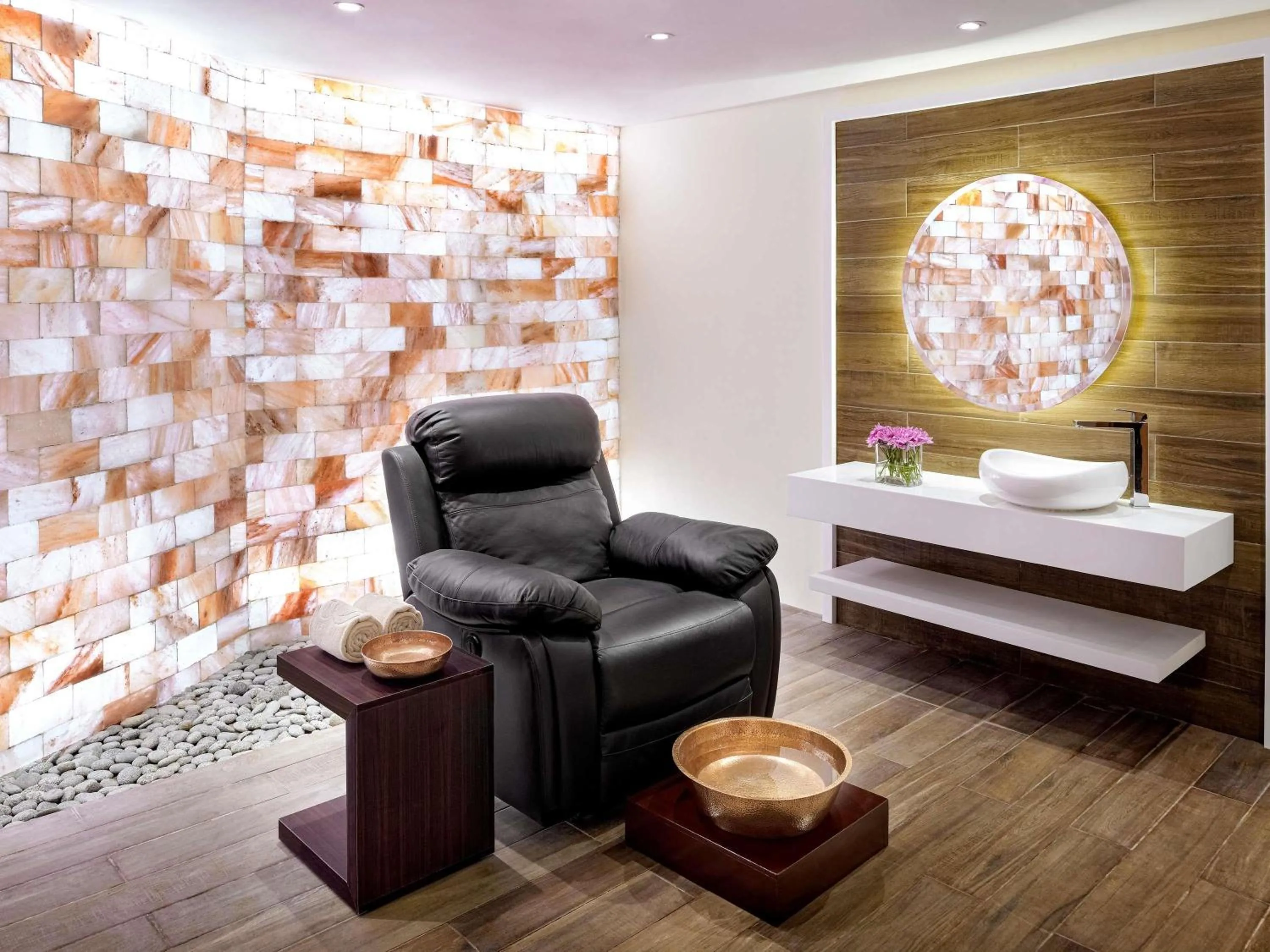 Spa and wellness centre/facilities in Mövenpick Hotel Karachi