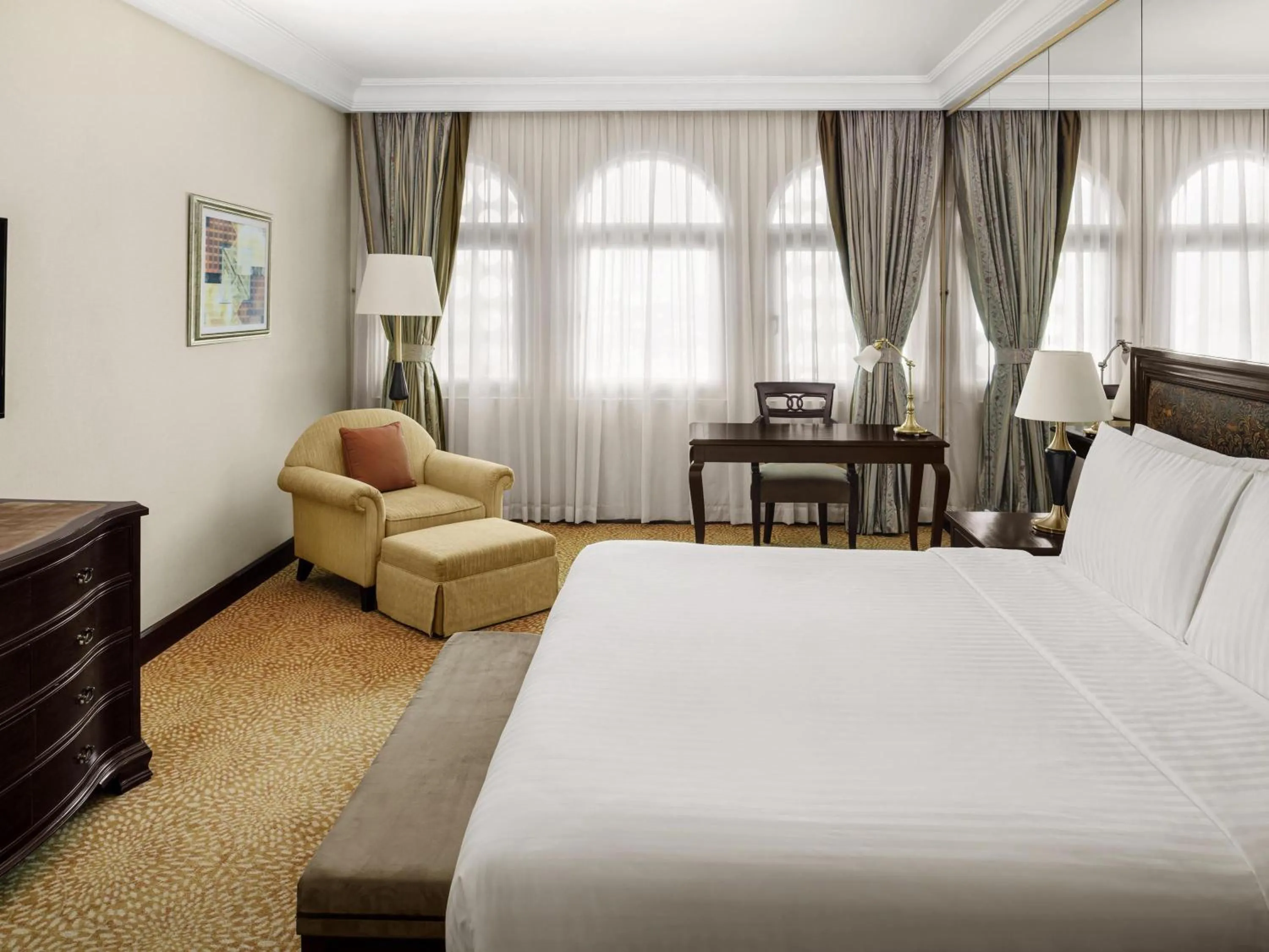 Bedroom, Bed in Mövenpick Hotel Karachi