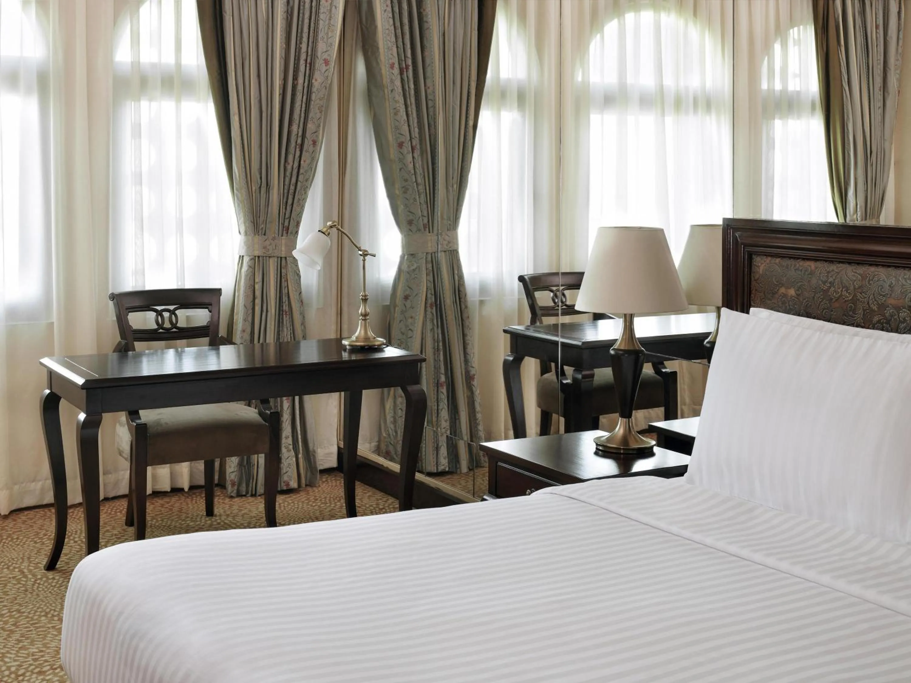 Bedroom, Bed in Mövenpick Hotel Karachi