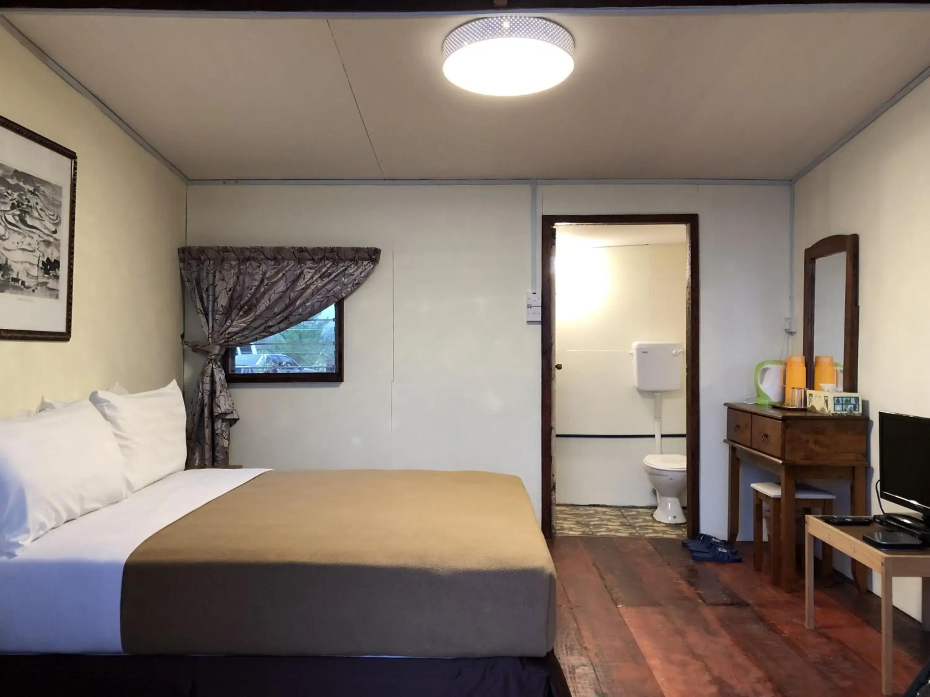 Deluxe Double Room Mountain View in Mile 36 Lodge Deluxe Double Room Mountain View in Mile 36 Lodge