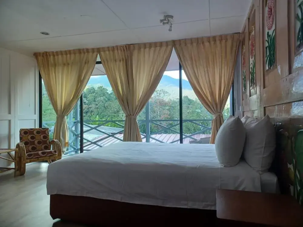 Queen Suite in Mile 36 Lodge Queen Suite in Mile 36 Lodge