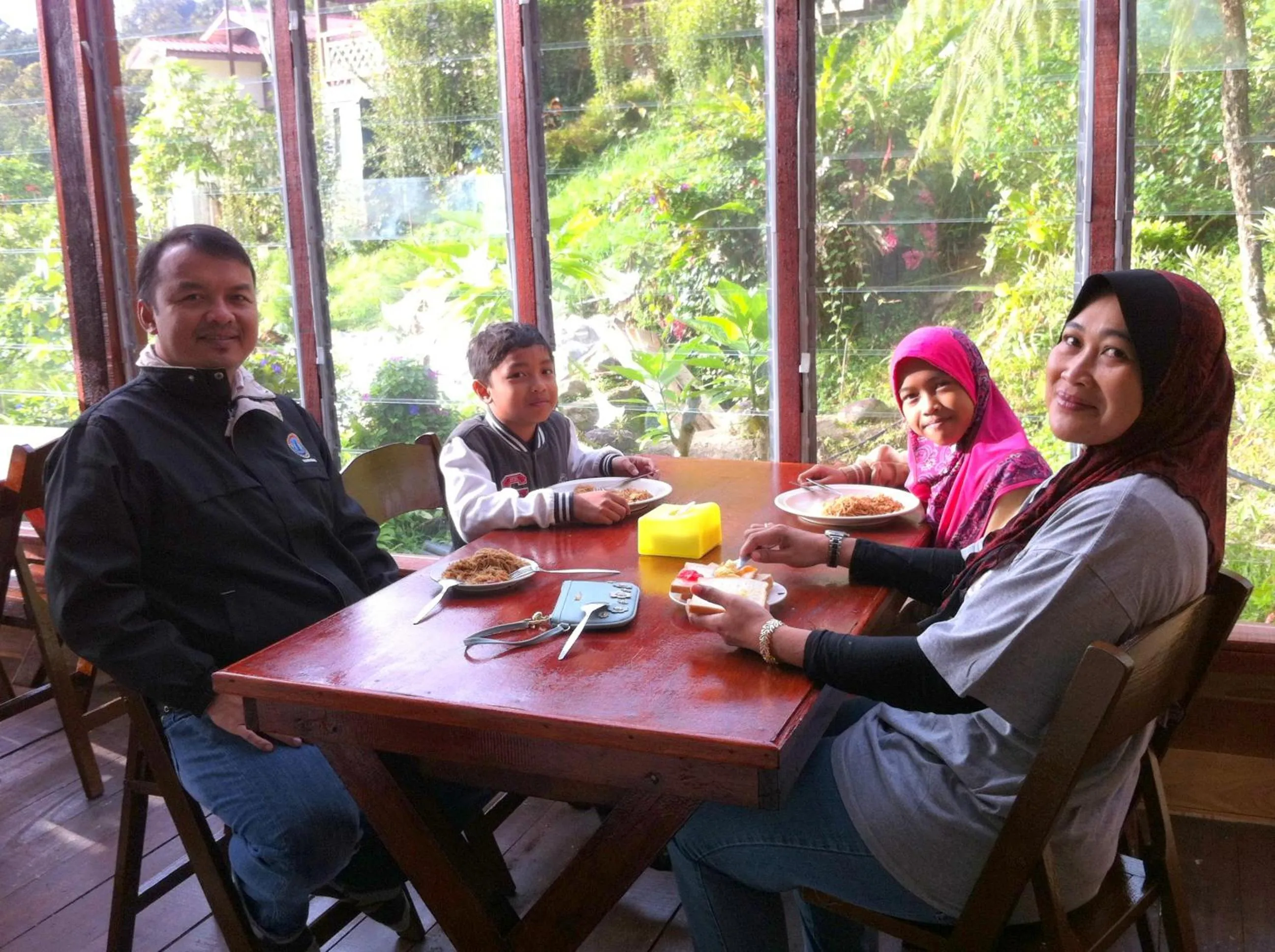 Restaurant/places to eat in Mile 36 Lodge