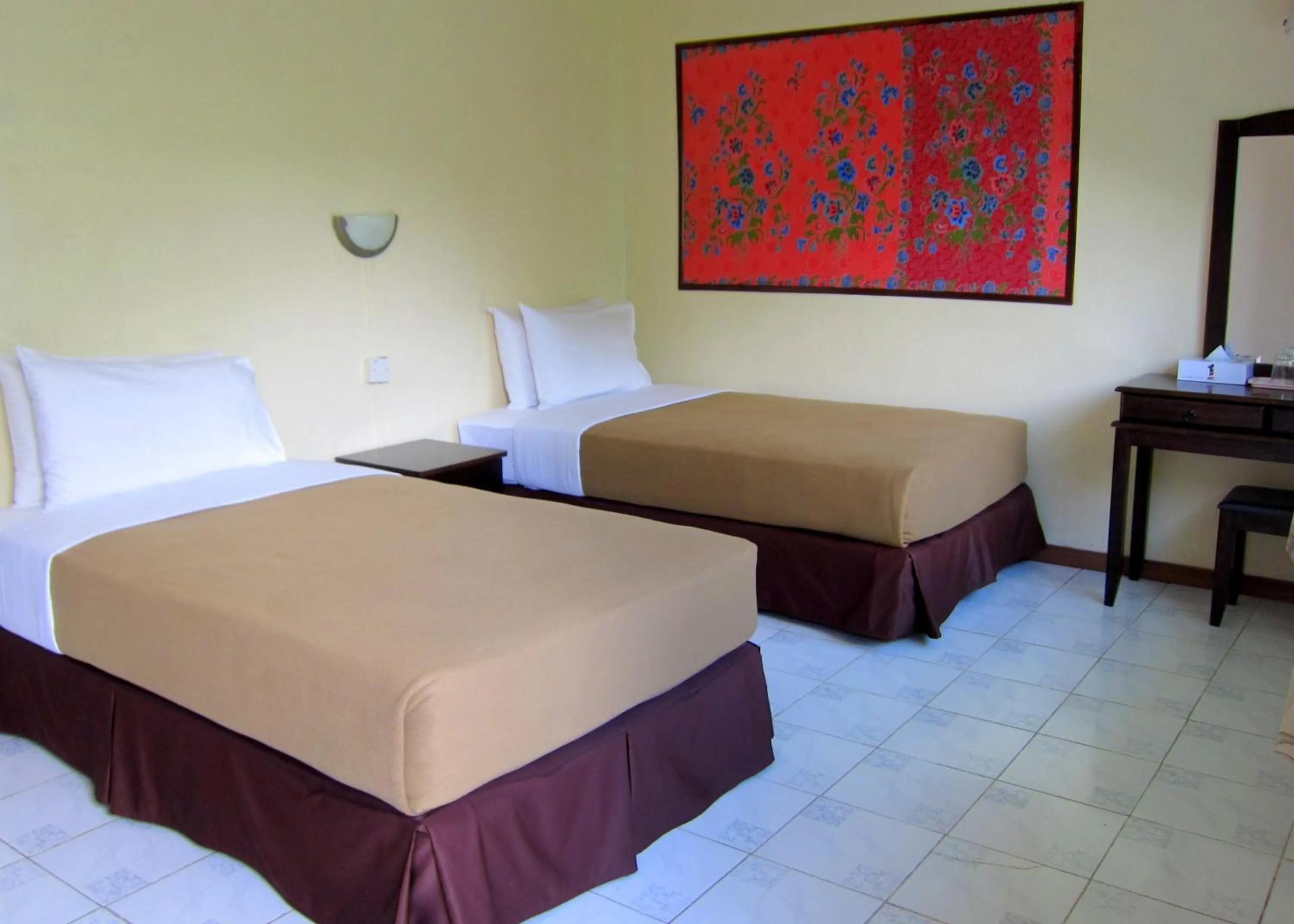 Photo of the whole room, Bed in Mile 36 Lodge