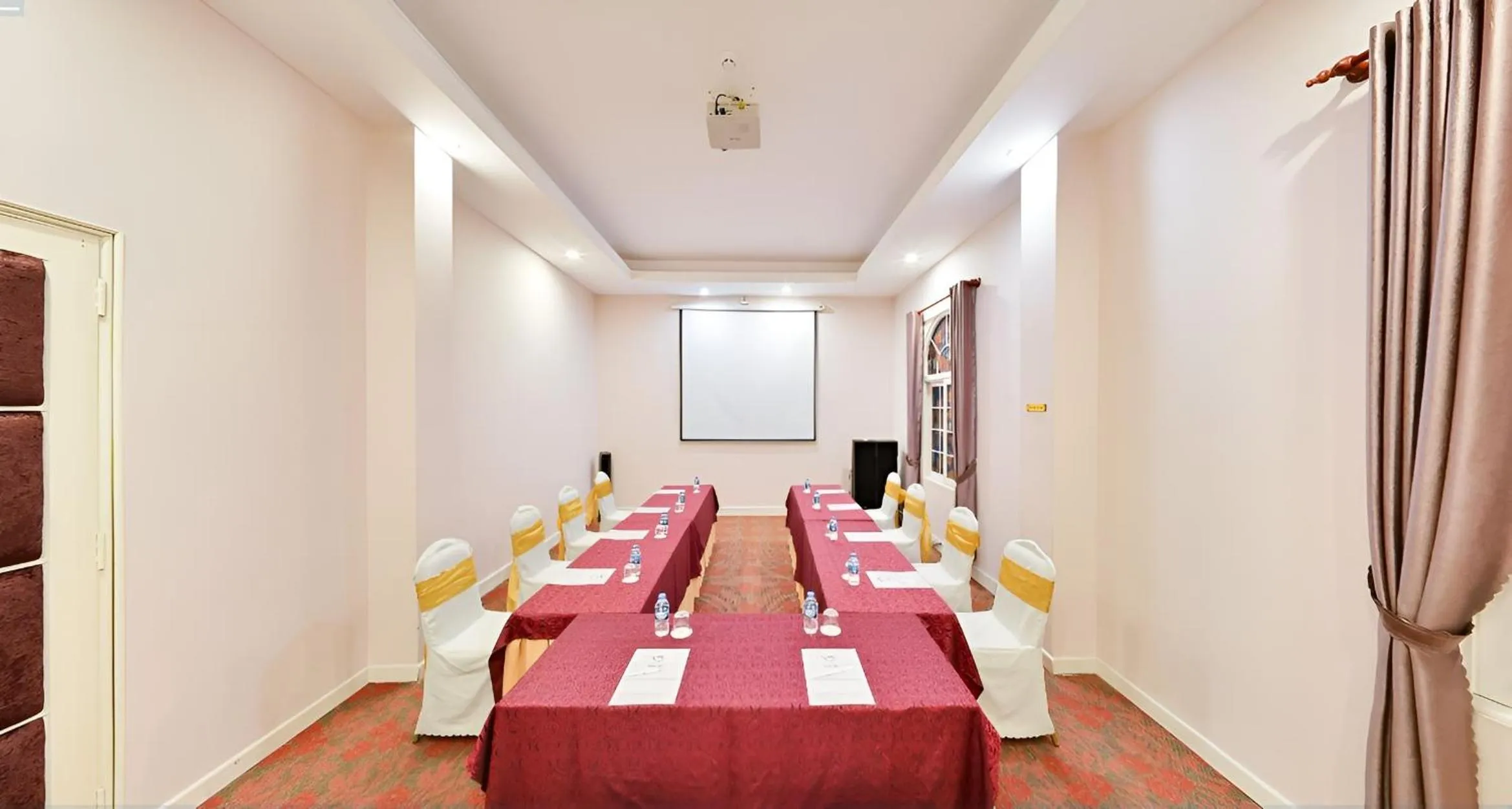 Meeting/conference room, Bed in Ngoc Phat Dalat Hotel