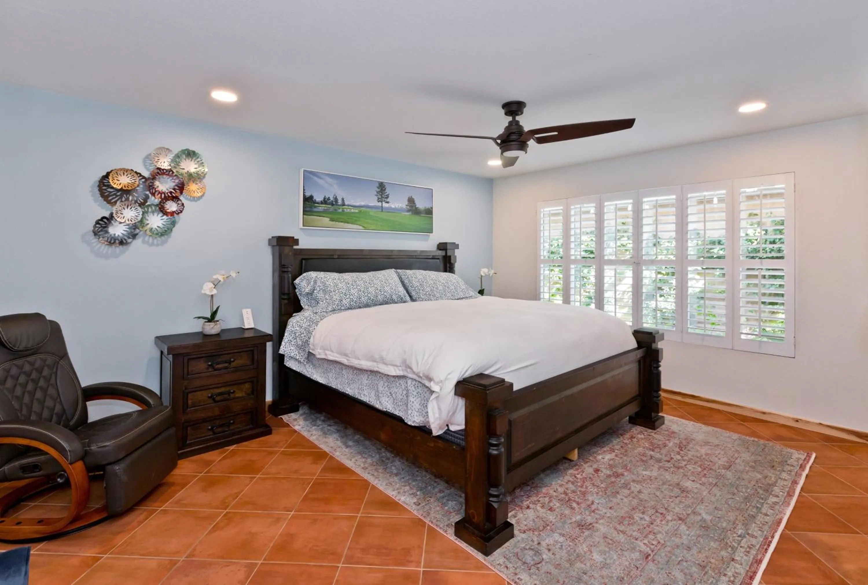 Bed in Spectacular condo with private golf privileges includes golf cart on Monterey Country Club !!