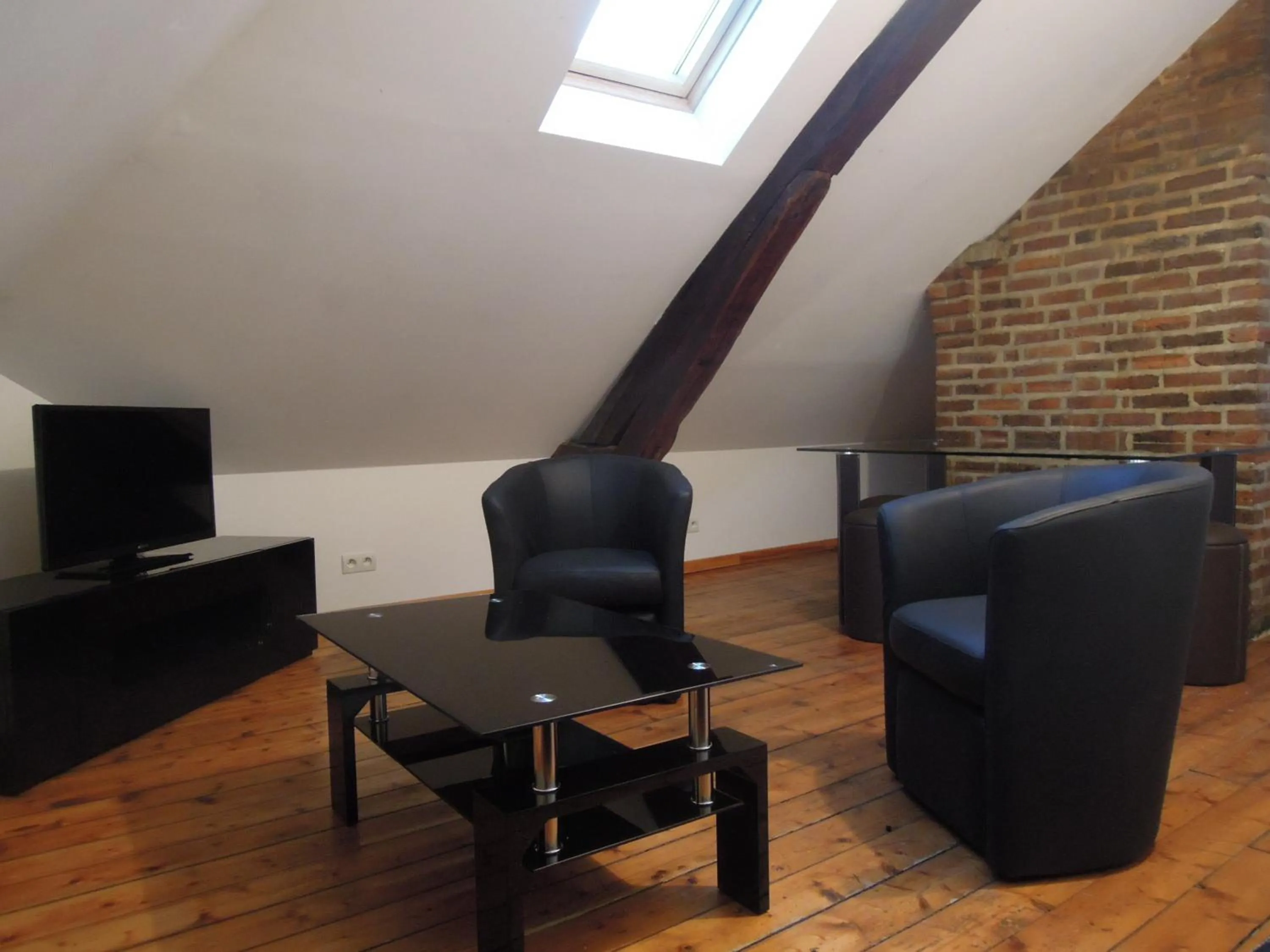 Communal lounge/ TV room in Appart'Hôtel de la Tour