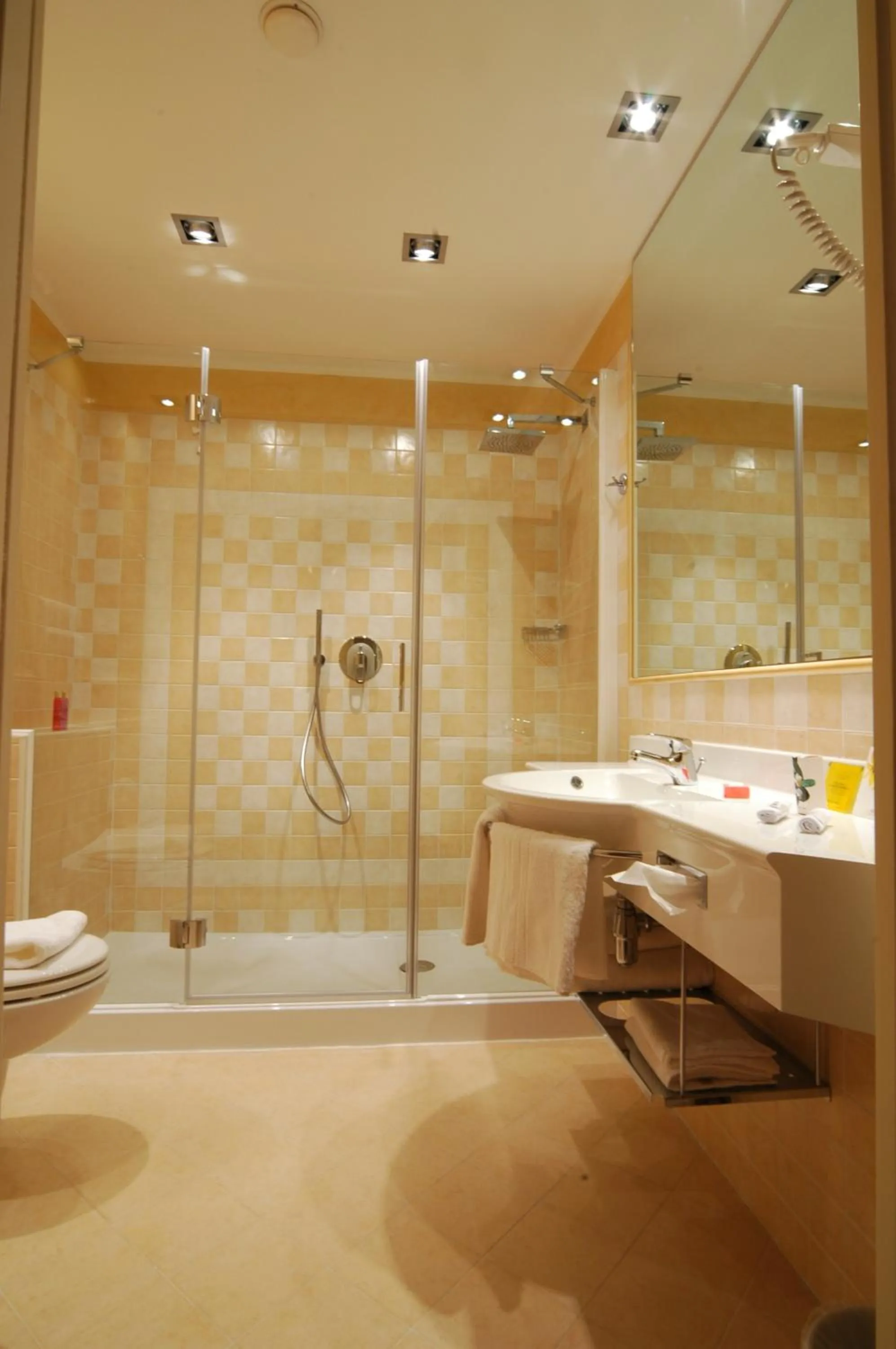 Shower in Hotel Rivalago