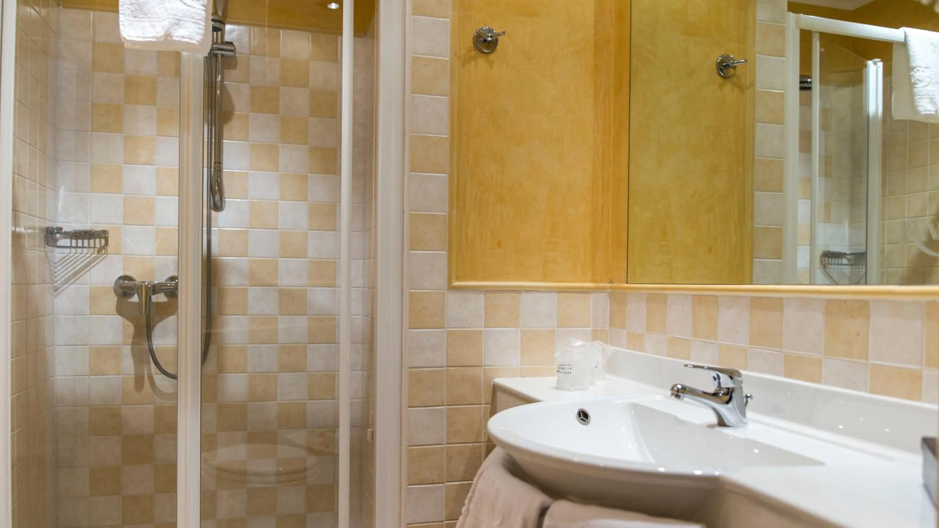 Shower in Hotel Rivalago