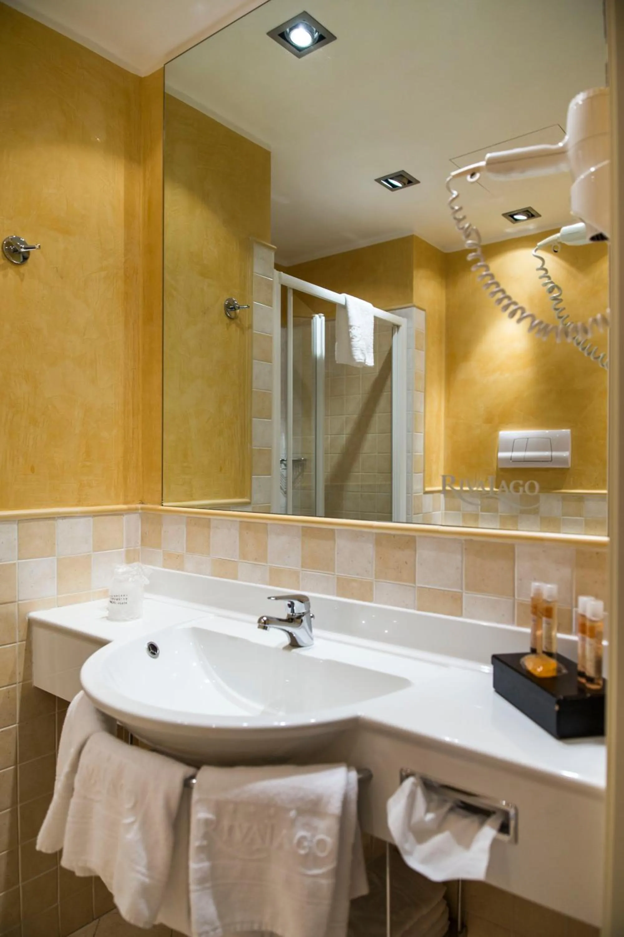 Bathroom in Hotel Rivalago