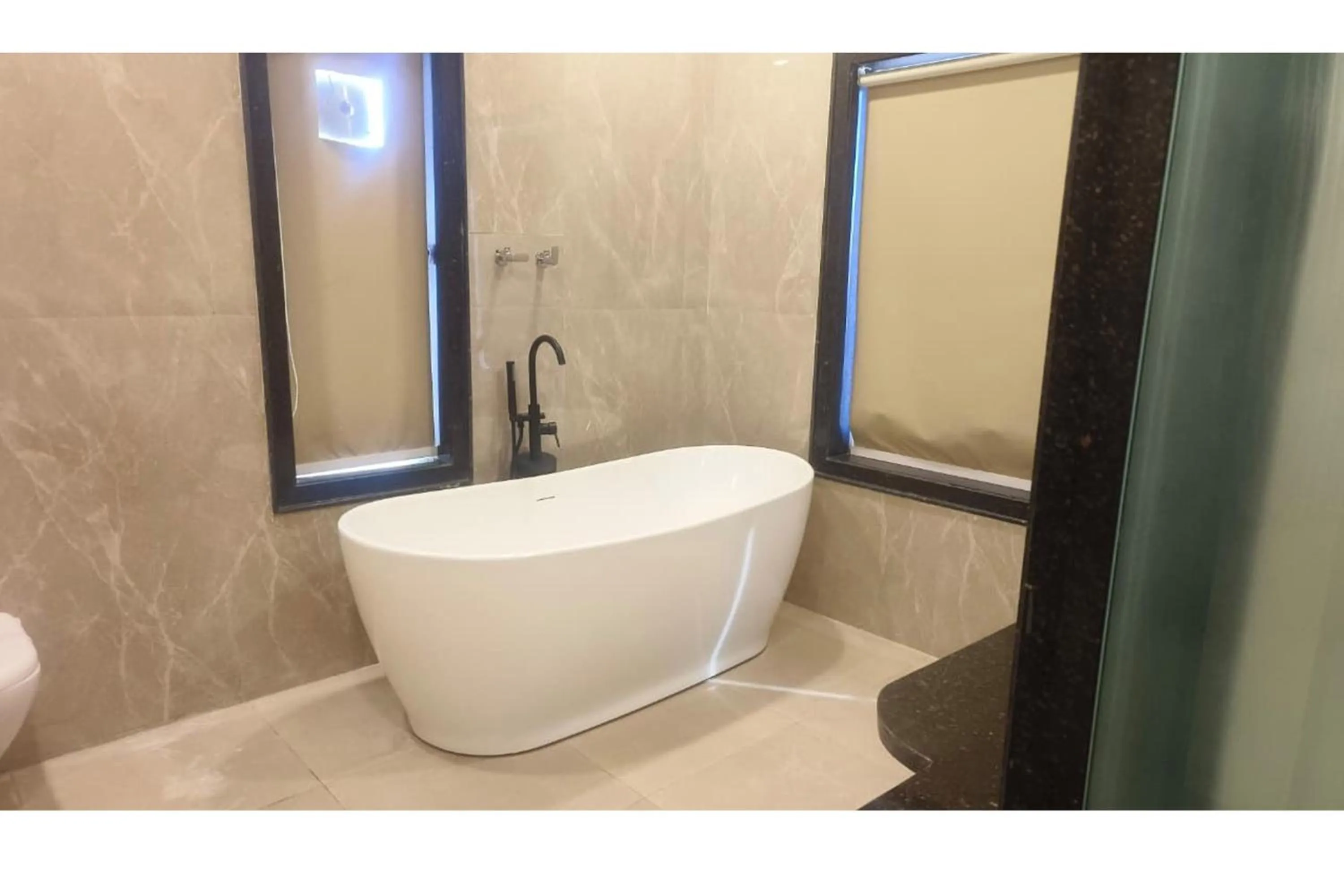 Bath in Sun Stone Hotel & Club - Jawai