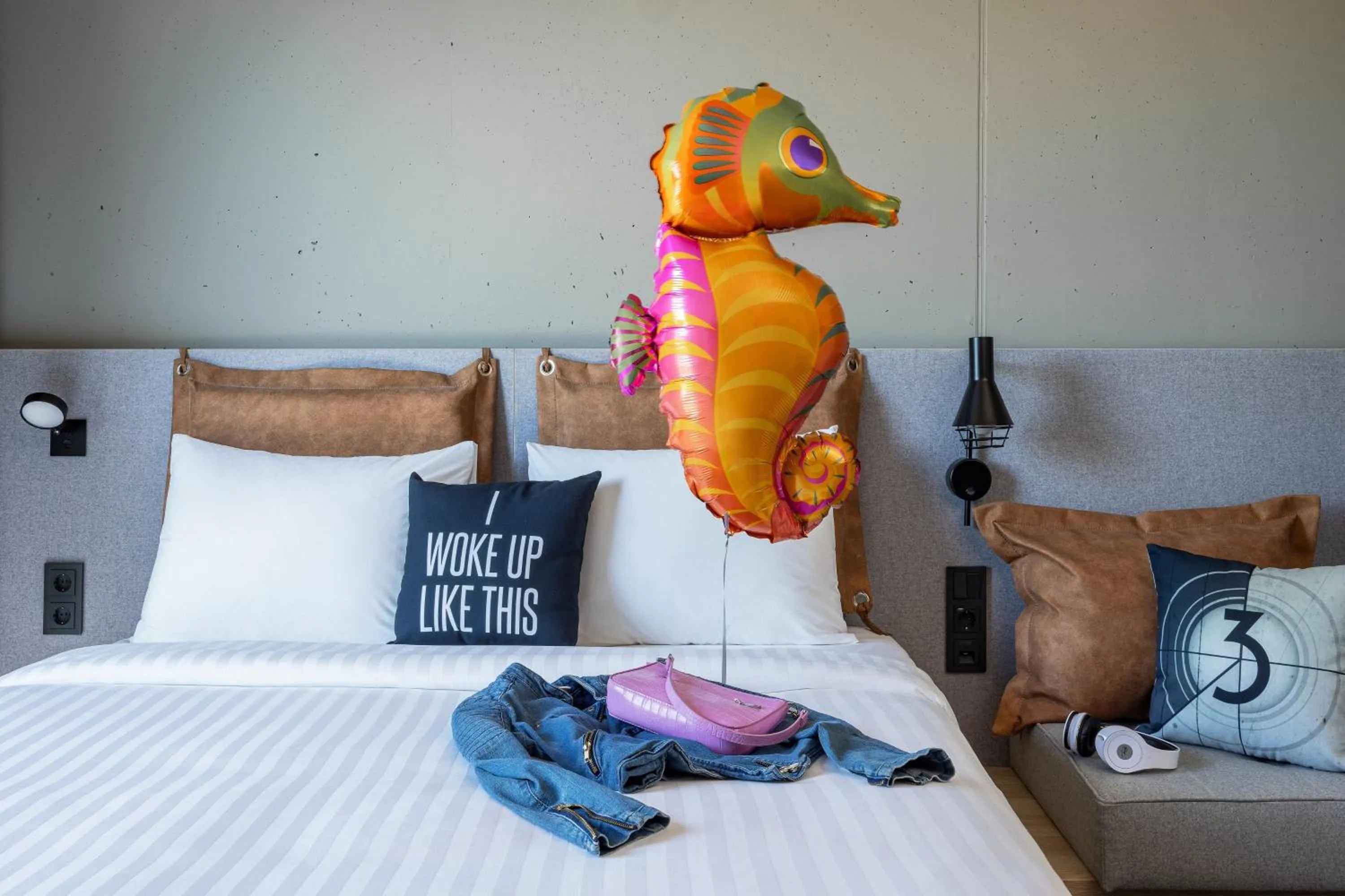 Photo of the whole room, Bed in Moxy Simmern