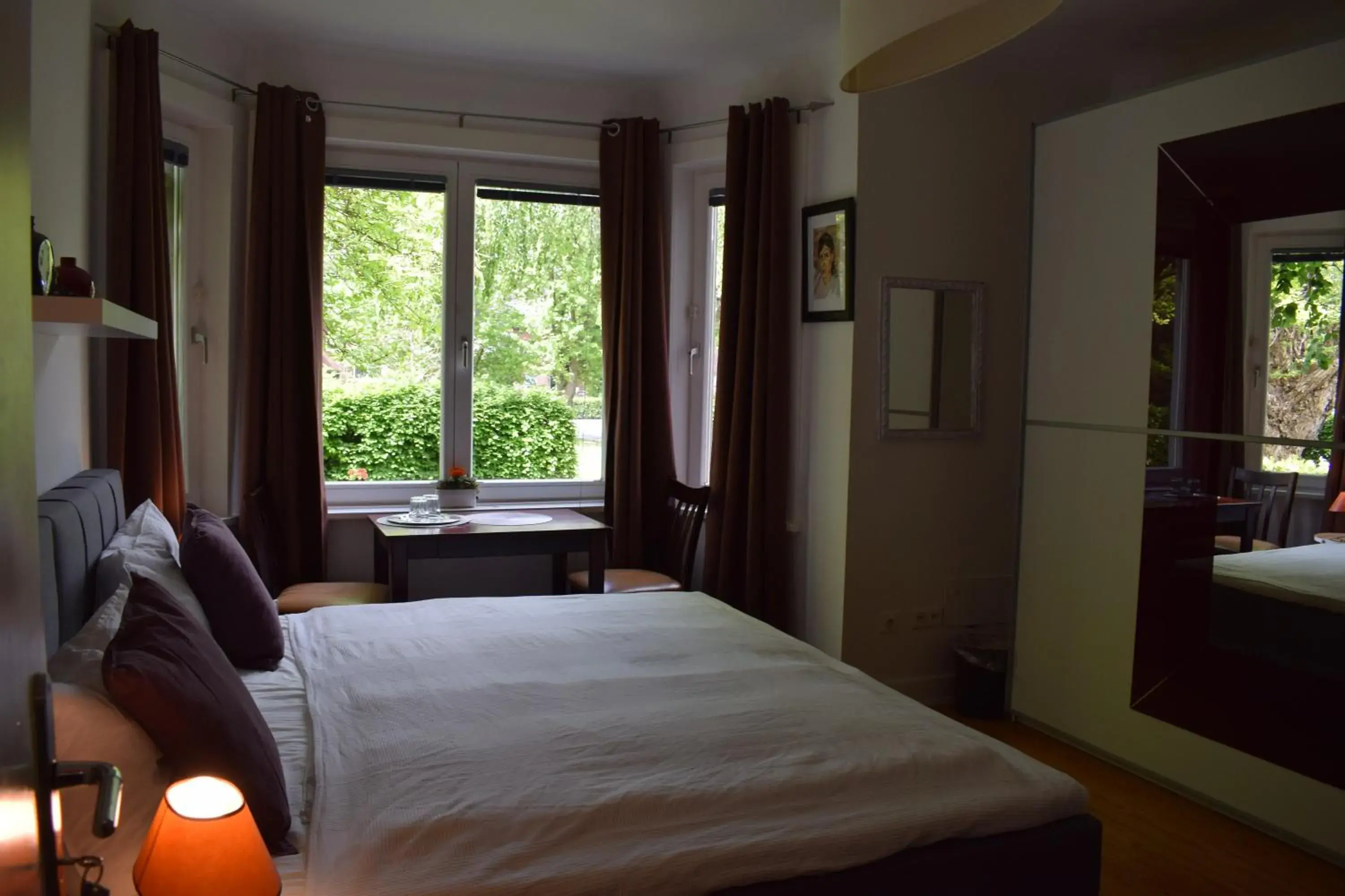 Standard Double Room "Jazz" with shared bathroom in Privatzimmer Hamburg Alsterdorf Standard Double Room "Jazz" with shared bathroom in Privatzimmer Hamburg Alsterdorf