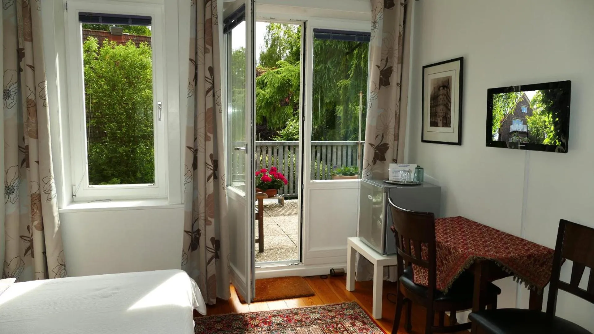 Standard Double Room with Shared Bathroom and Balcony "Boogie" in Privatzimmer Hamburg Alsterdorf