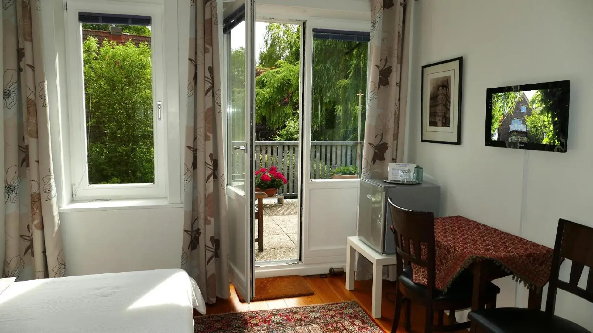 Standard Double Room with Shared Bathroom and Balcony "Boogie" in Privatzimmer Hamburg Alsterdorf Standard Double Room with Shared Bathroom and Balcony "Boogie" in Privatzimmer Hamburg Alsterdorf