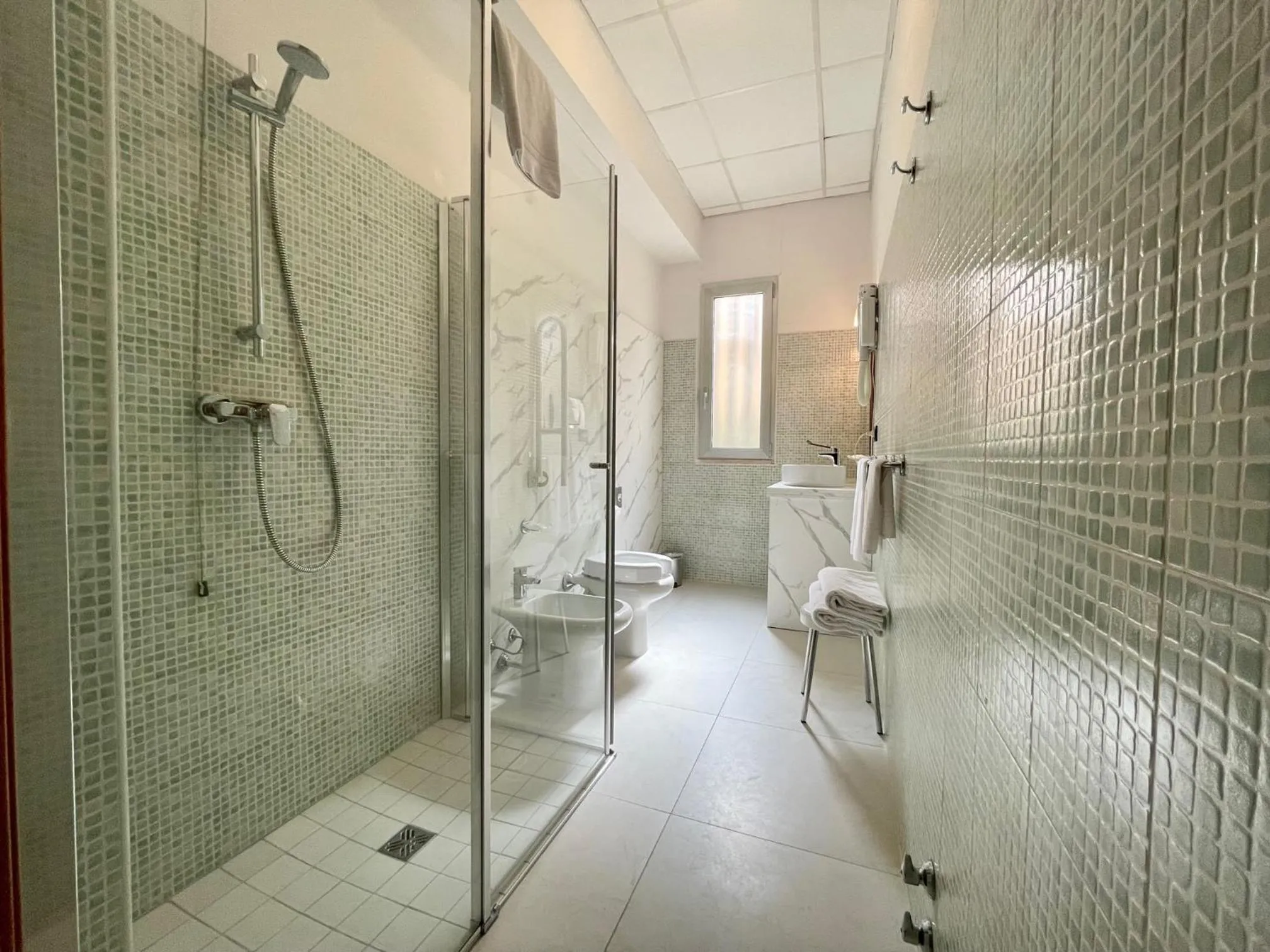 Shower in Hotel Leonardo